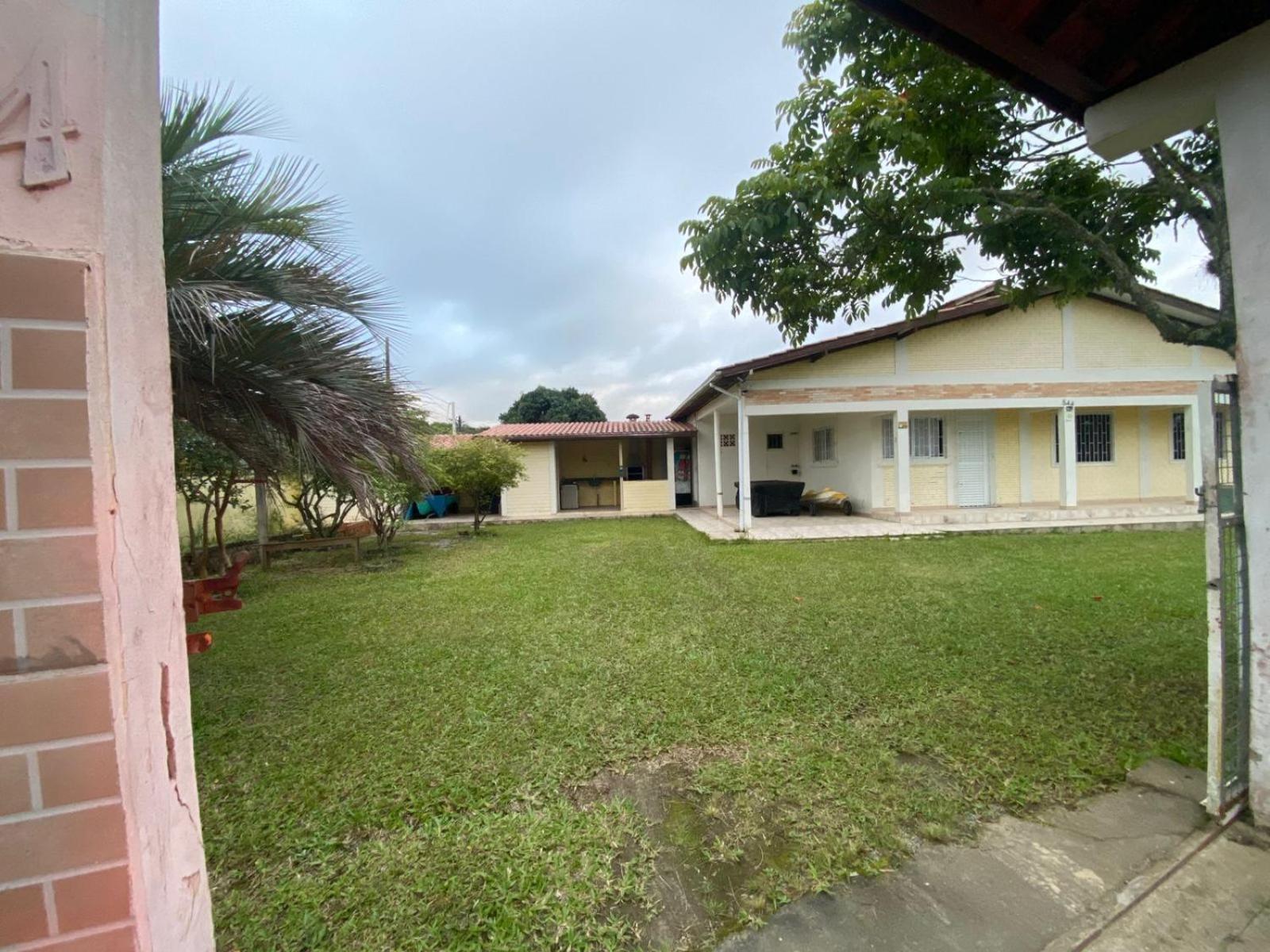 Casa amarela na lagoa de Ibiraquera