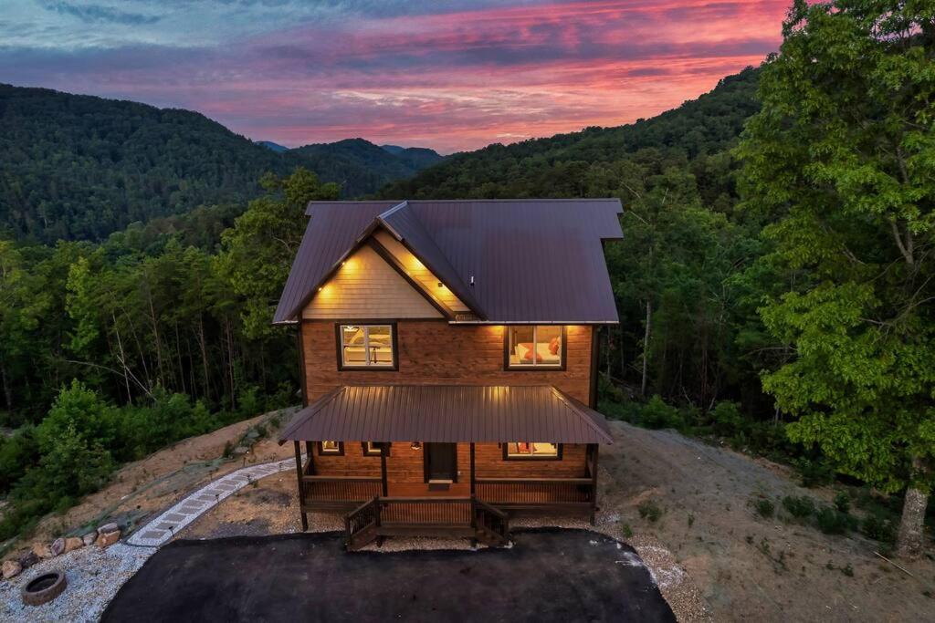 New Explorer's Hideaway,Mtn View, Firepit,Upscale view 2