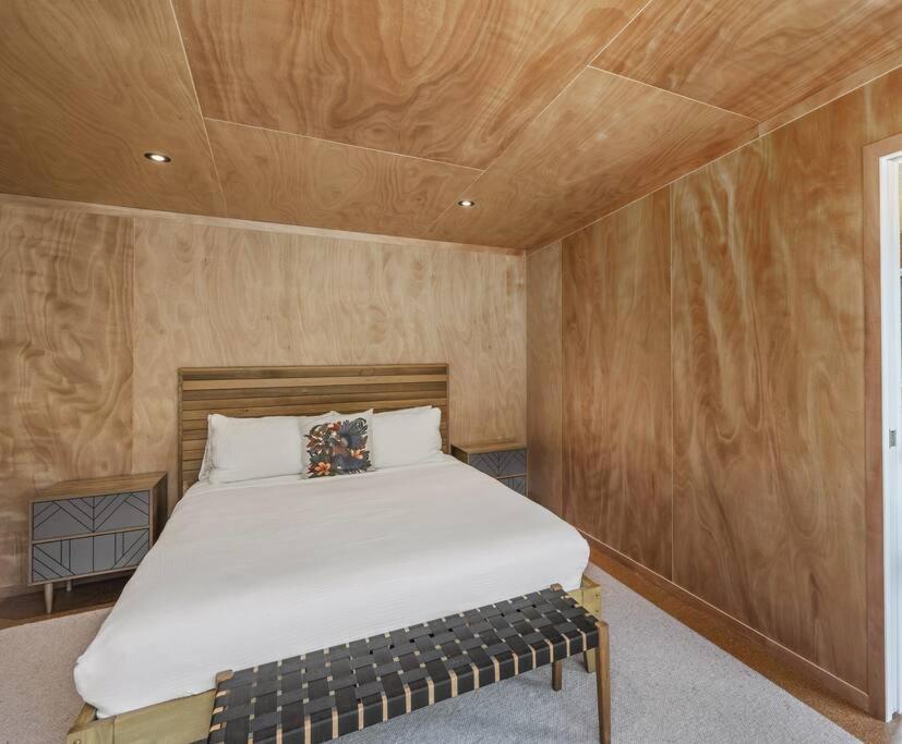 Tinyhome Lakeside Hideaway view 3