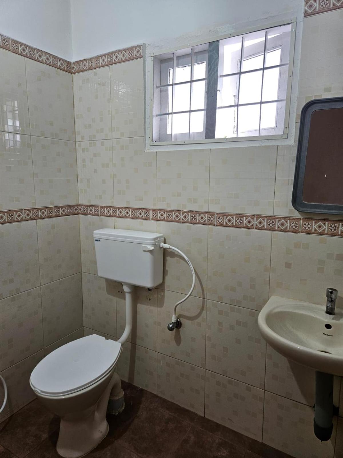 WHITE HOUSE HOMESTAY Near Lakeshore Hospital Kochi