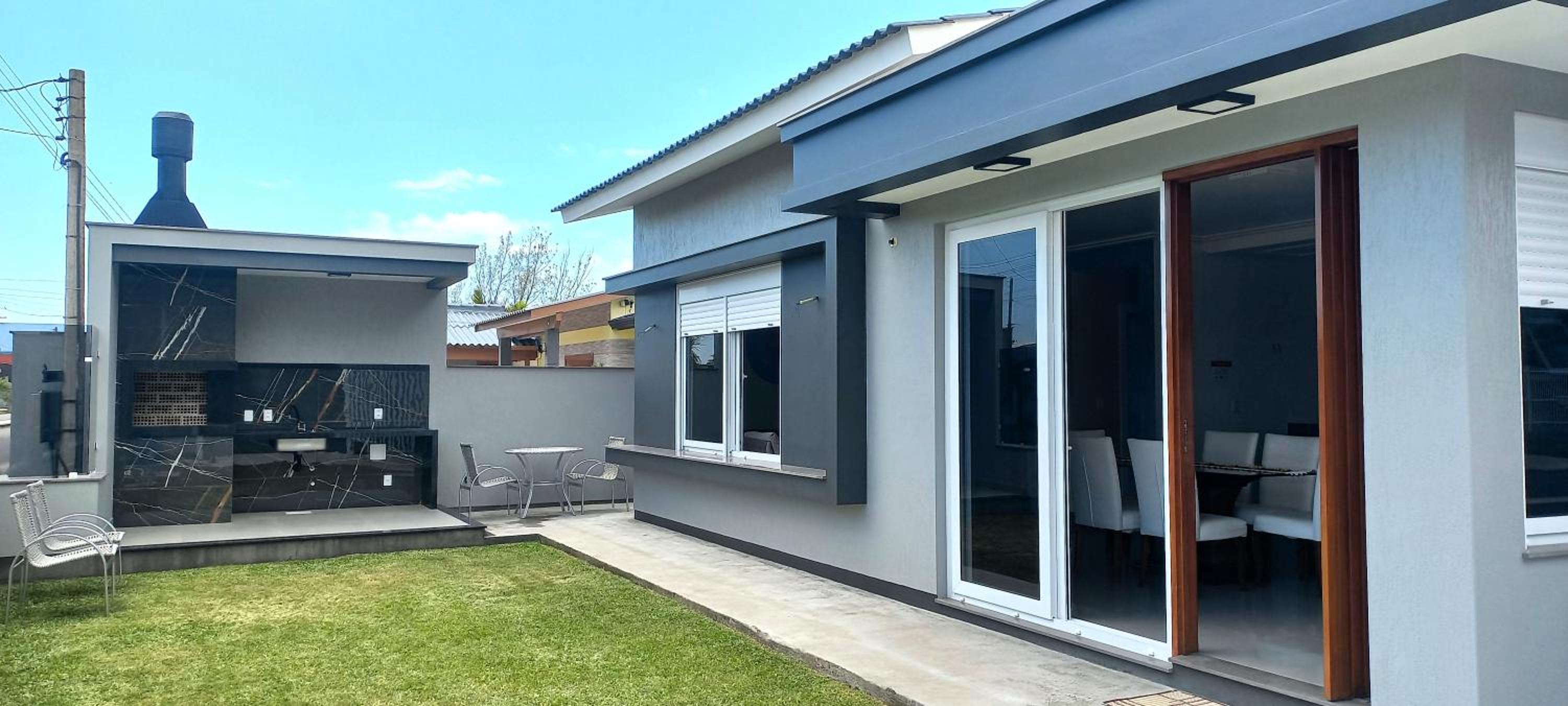 Casa Com Três Dormitórios Pertinho Do Mar Em Capão Da Canoa