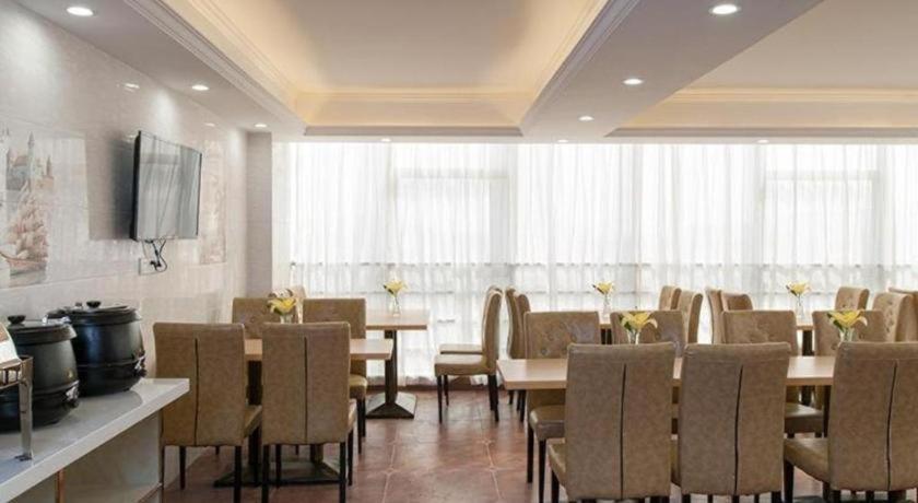 Vienna Hotel Guangdong Jiangmen Yingbin Avenue