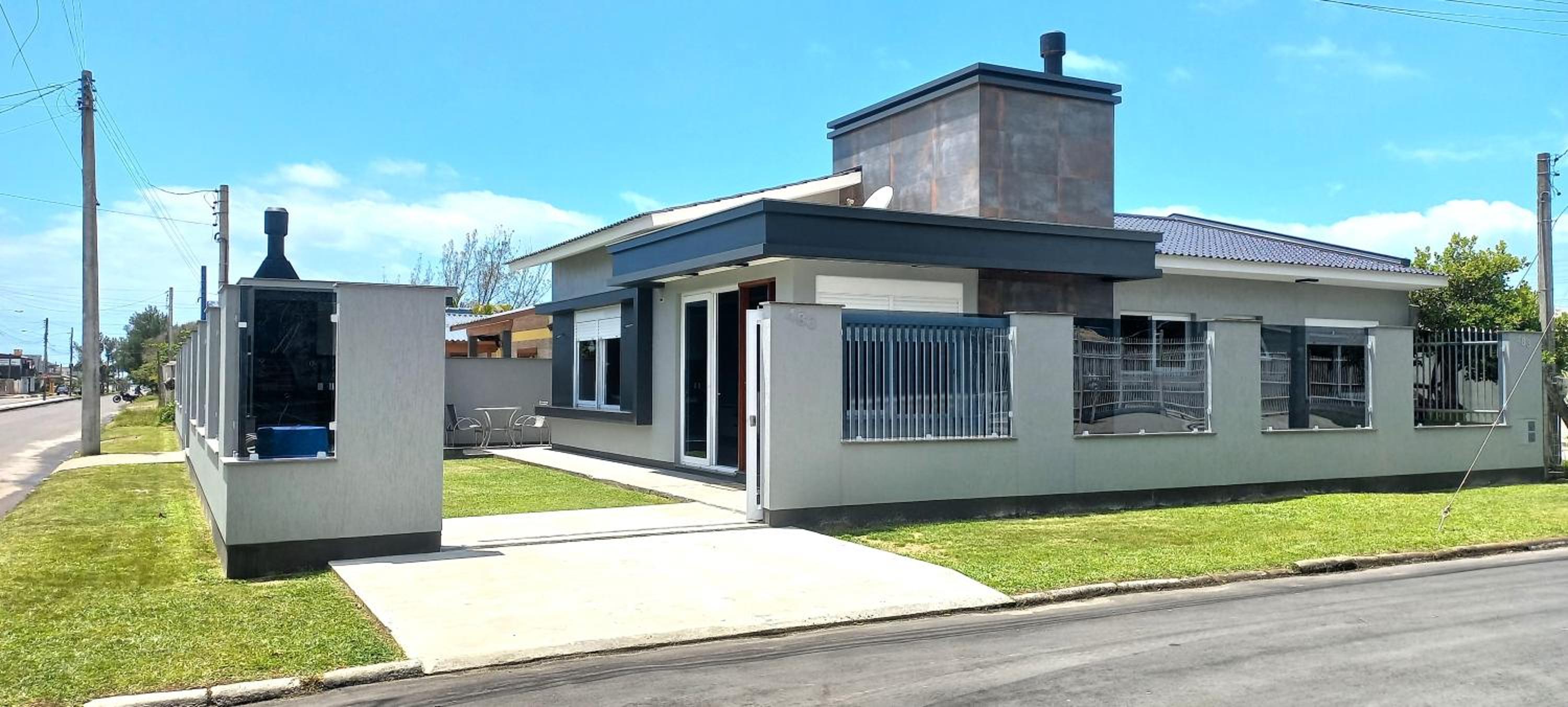 Casa Com Três Dormitórios Pertinho Do Mar Em Capão Da Canoa