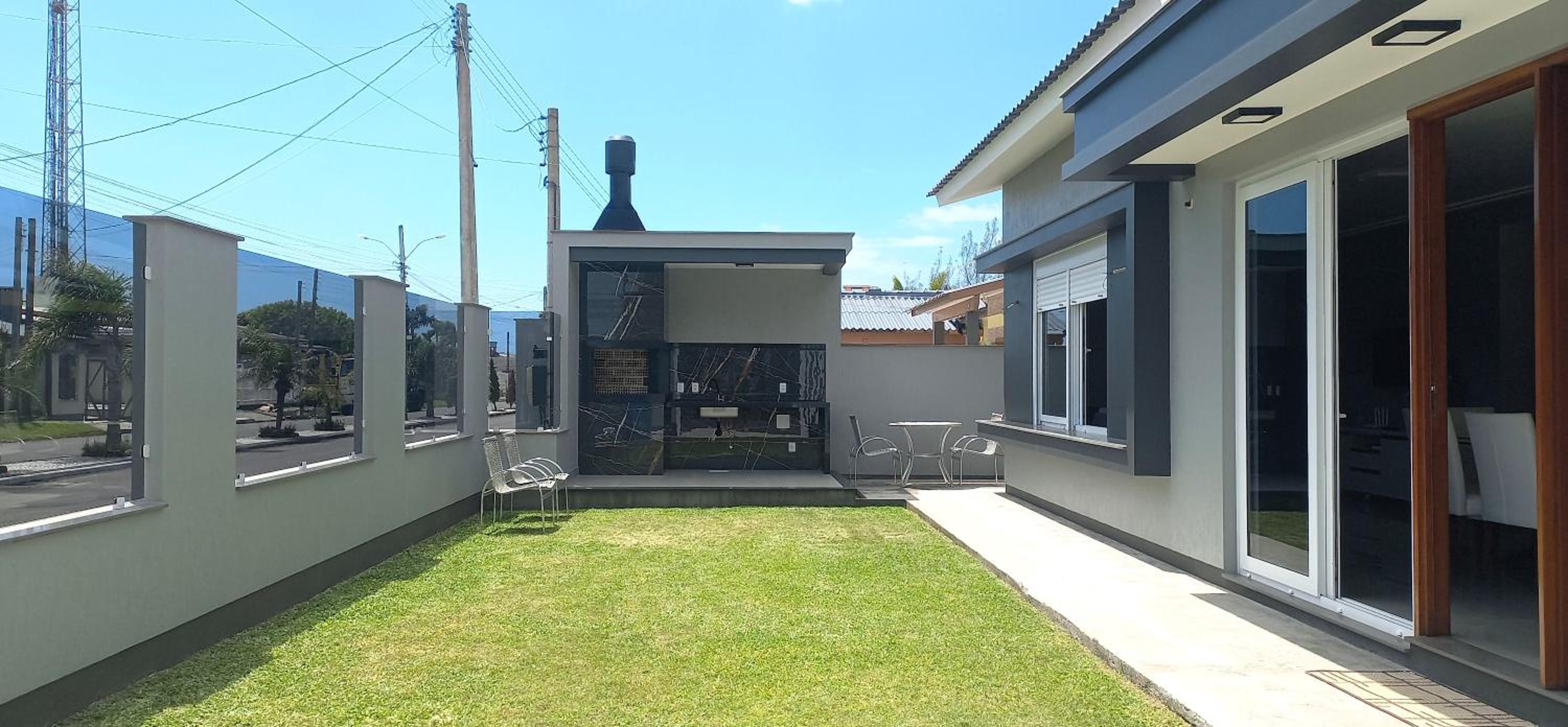 Casa Com Três Dormitórios Pertinho Do Mar Em Capão Da Canoa