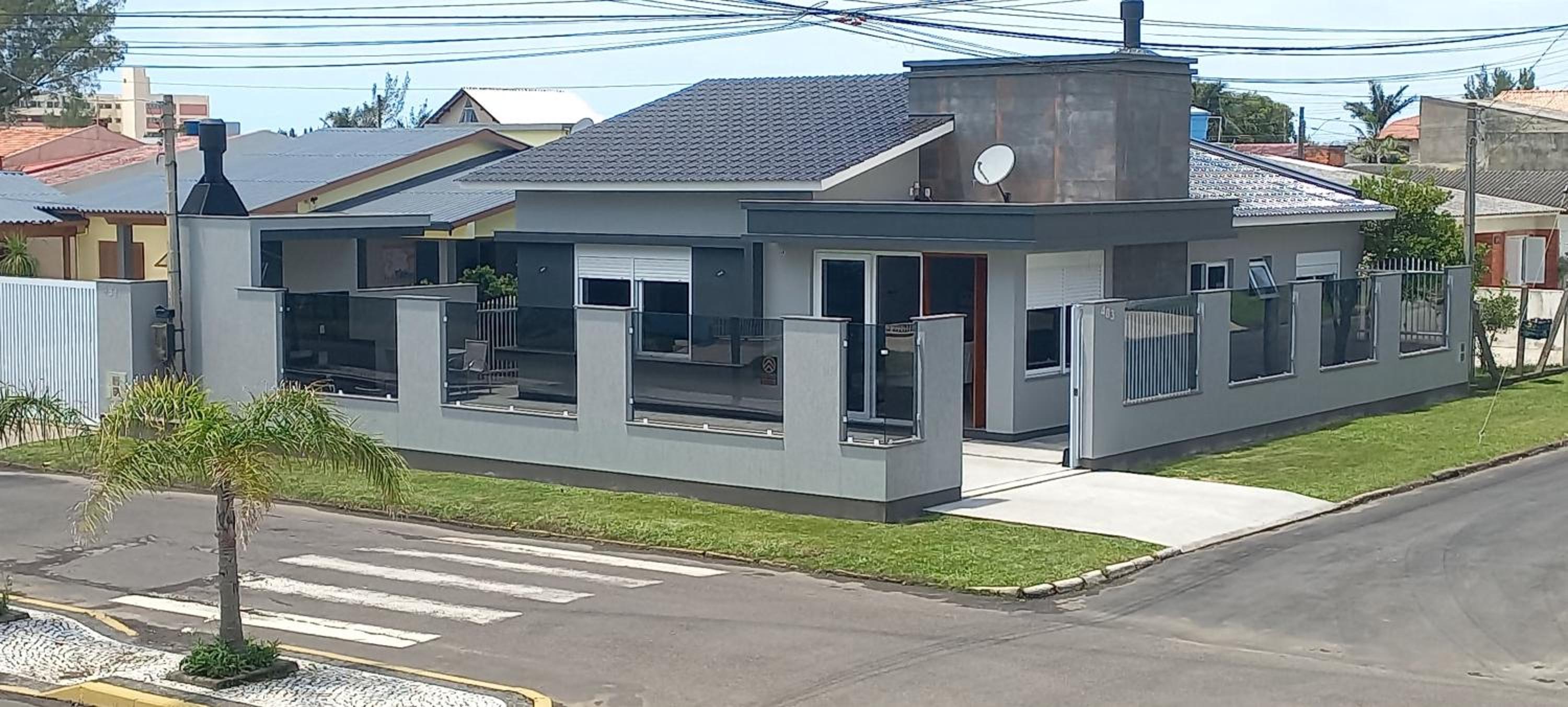 Casa Com Três Dormitórios Pertinho Do Mar Em Capão Da Canoa