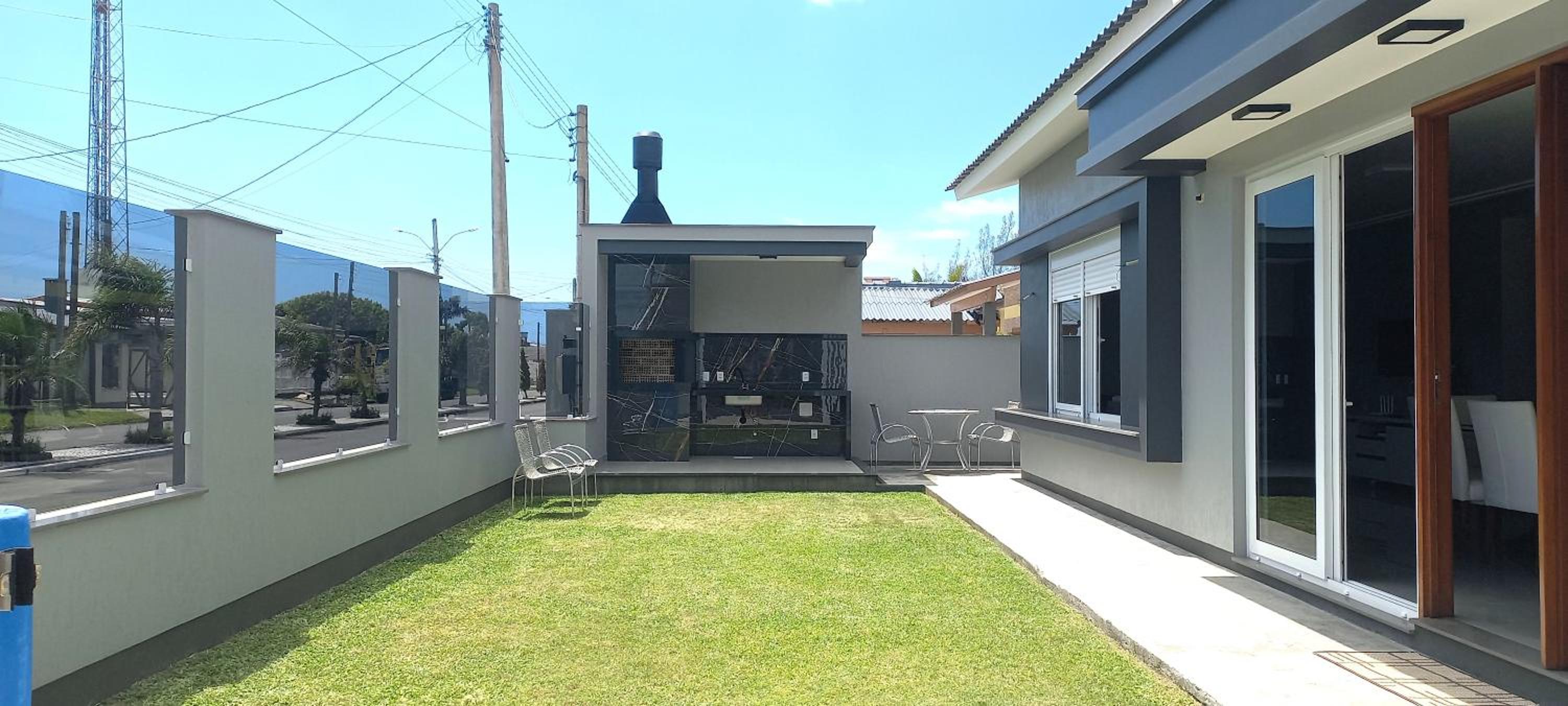 Casa Com Três Dormitórios Pertinho Do Mar Em Capão Da Canoa