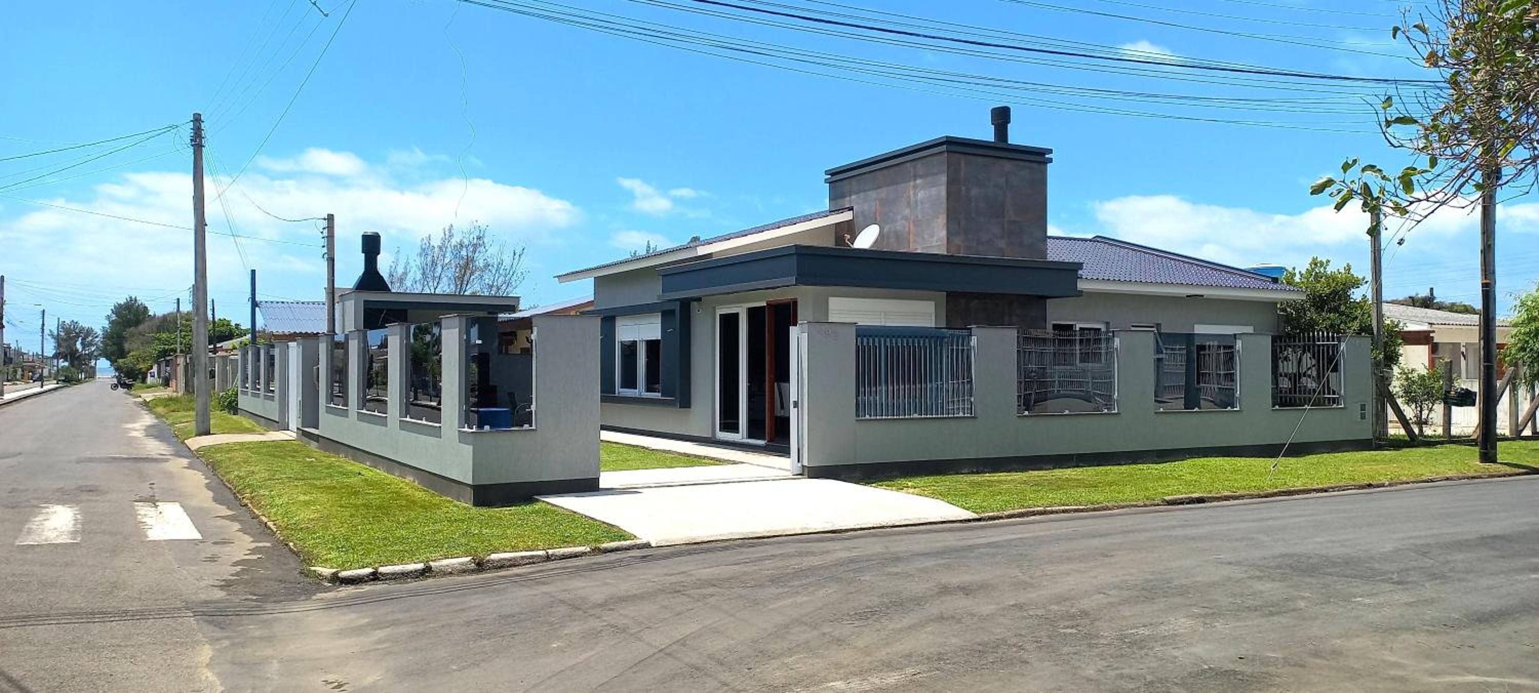 Casa Com Três Dormitórios Pertinho Do Mar Em Capão Da Canoa