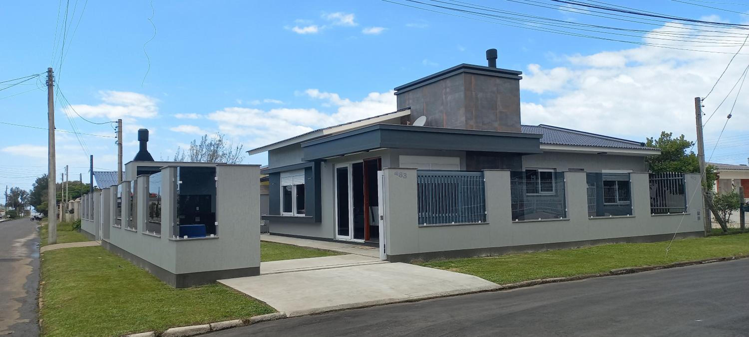 Casa Com Três Dormitórios Pertinho Do Mar Em Capão Da Canoa
