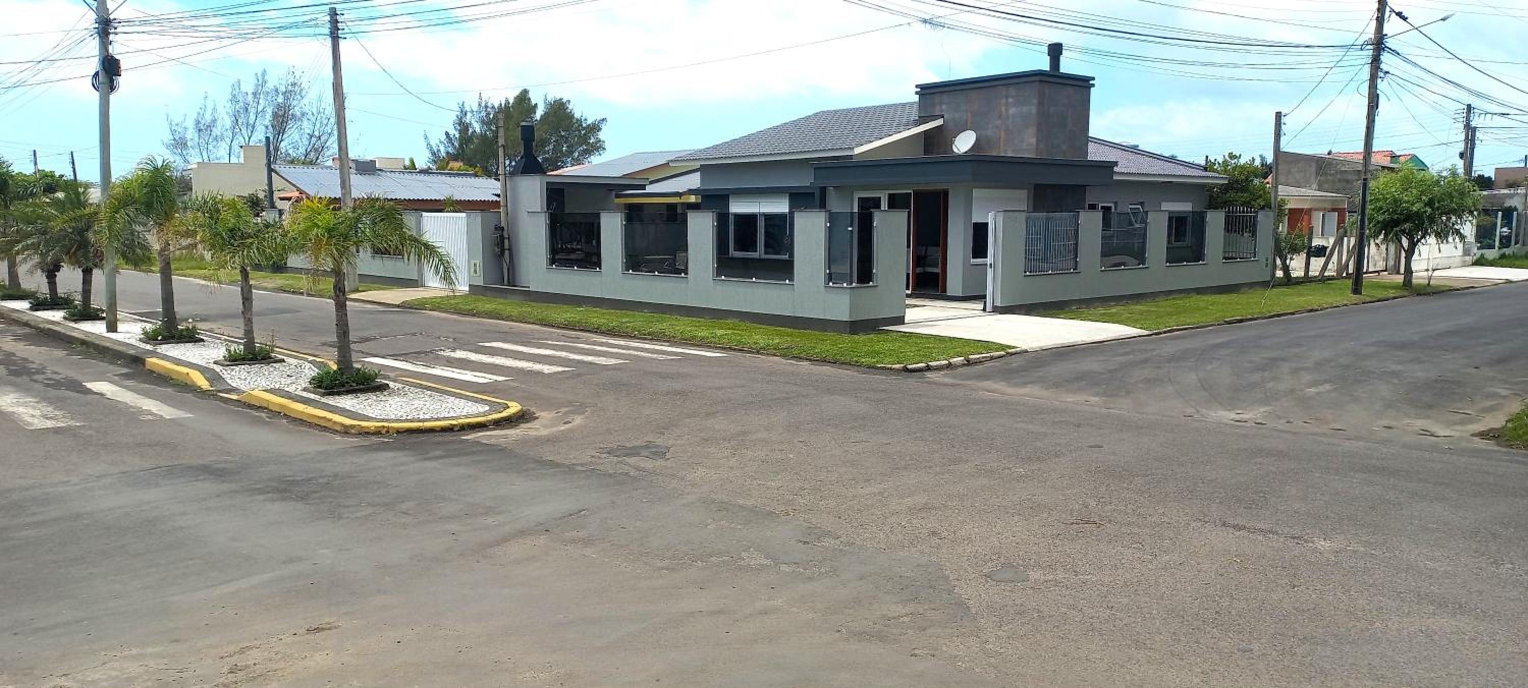 Casa Com Três Dormitórios Pertinho Do Mar Em Capão Da Canoa