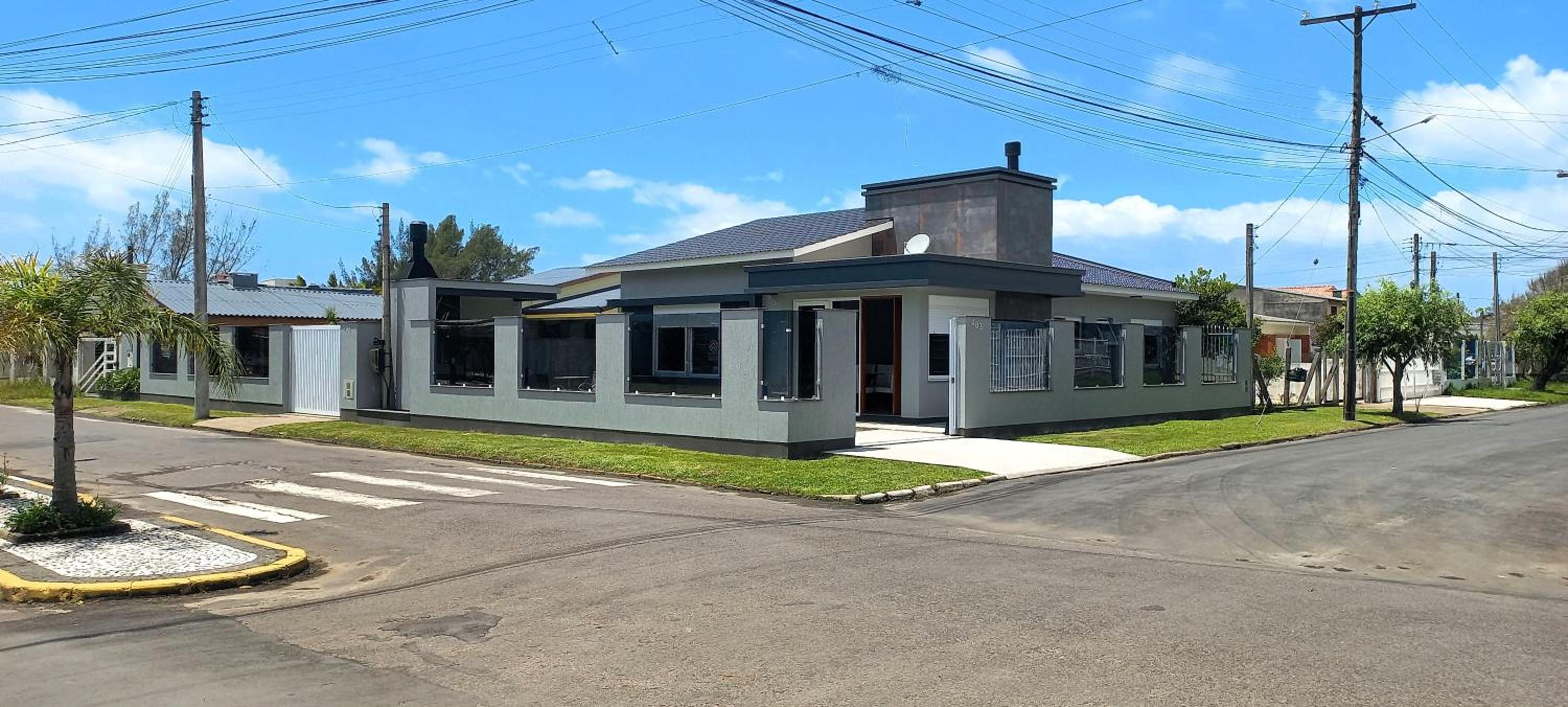 Casa Com Três Dormitórios Pertinho Do Mar Em Capão Da Canoa