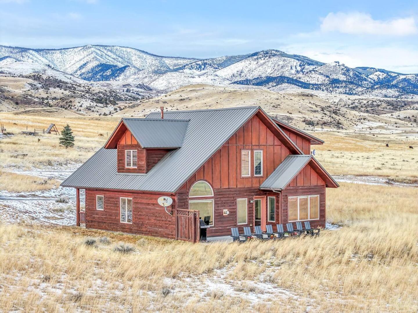 Yellowstone Fun House Hot Tub Game Room 360 Views view 5