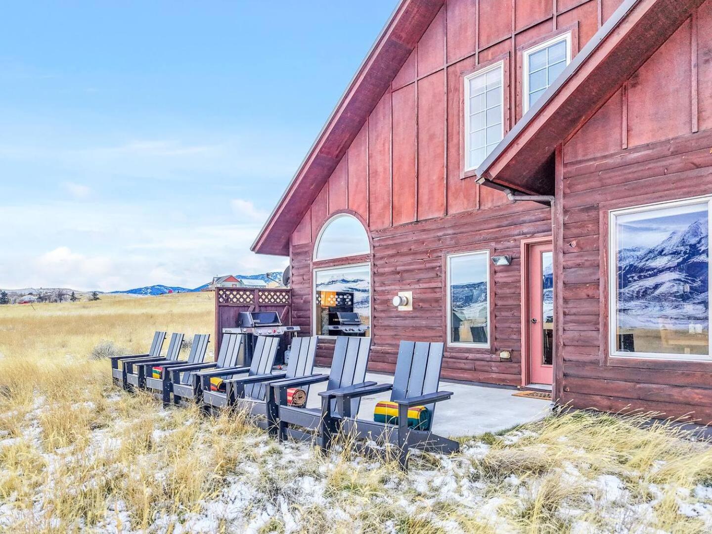 Yellowstone Fun House Hot Tub Game Room 360 Views view 3