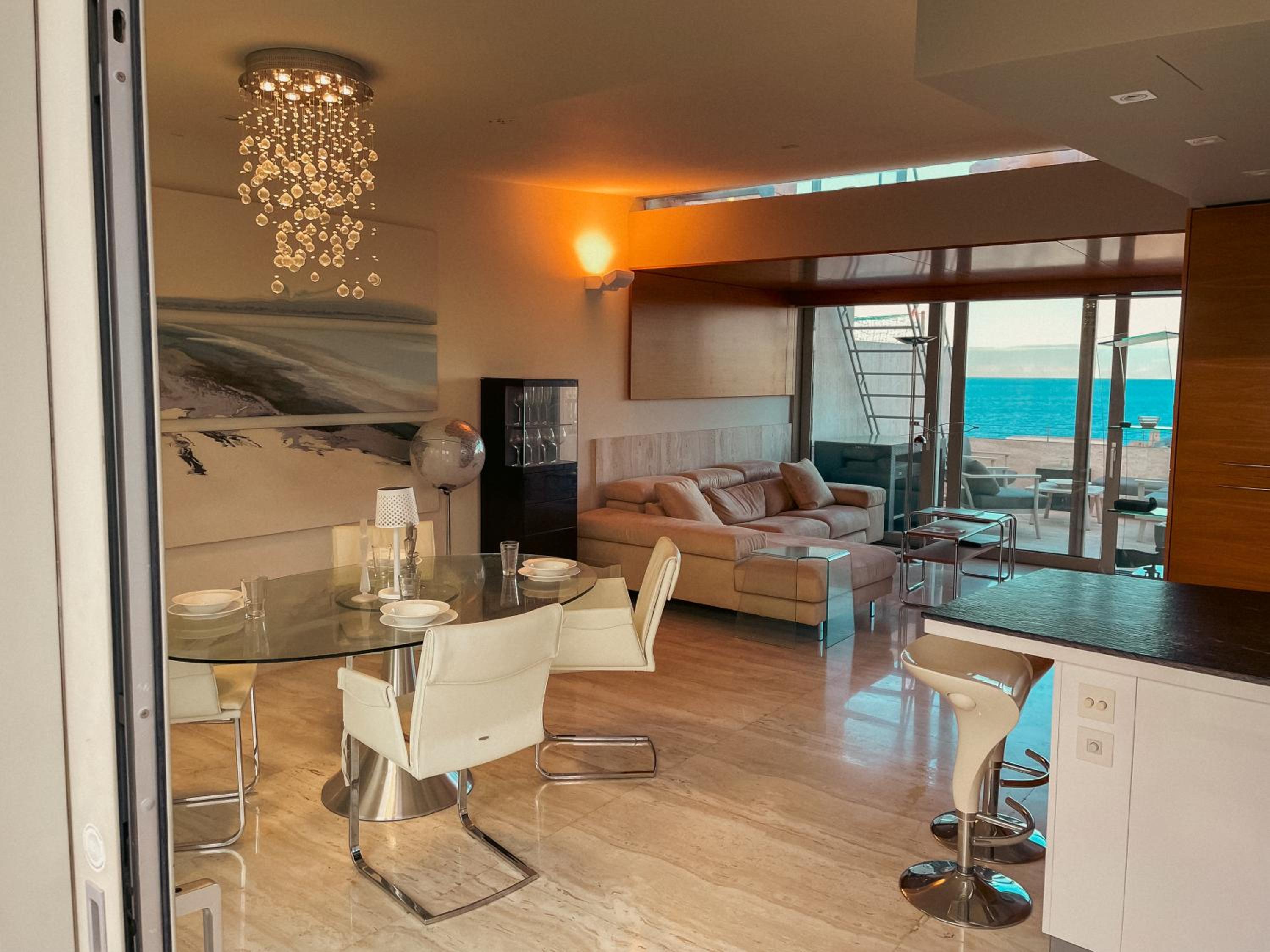 Panoramic Penthouse with Jacuzzi in Valletta by MR Homes