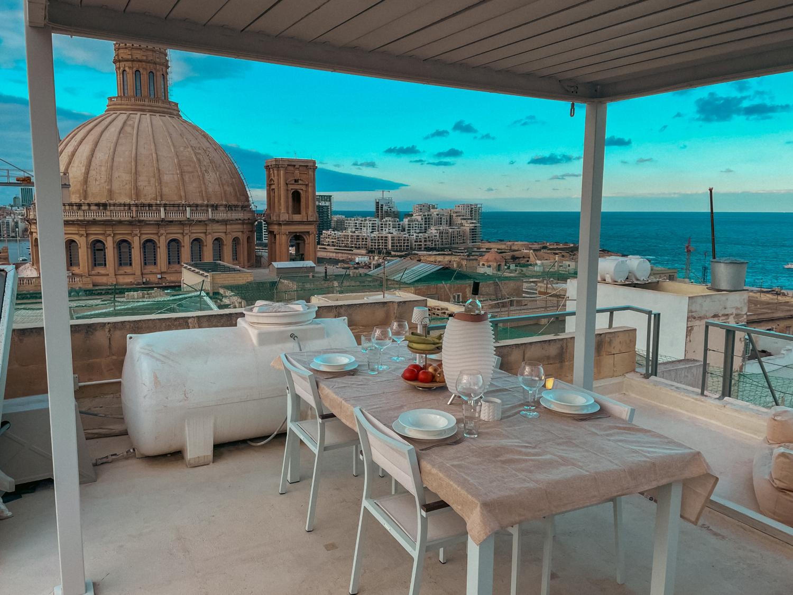 Panoramic Penthouse with Jacuzzi in Valletta by MR Homes