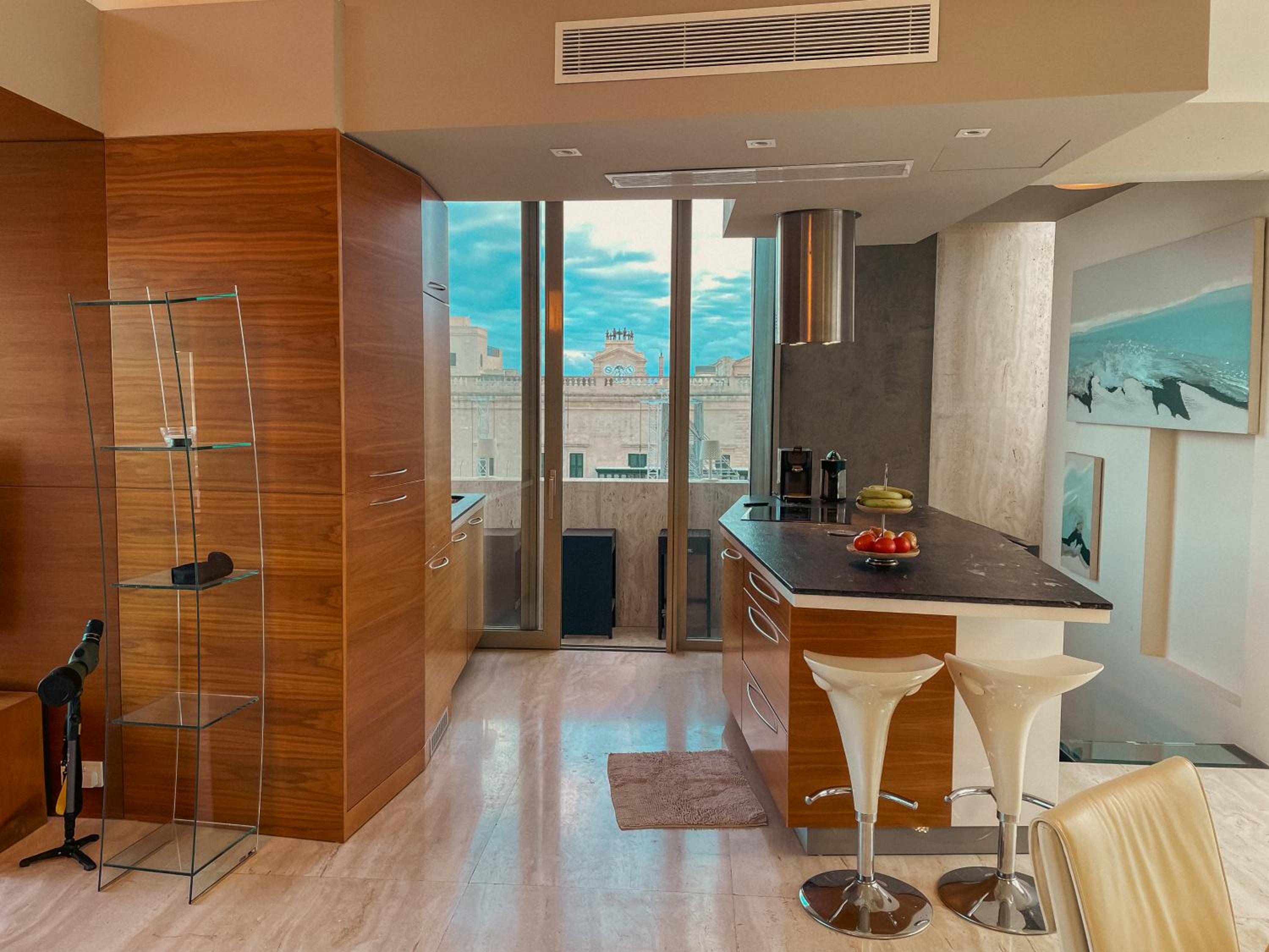 Panoramic Penthouse with Jacuzzi in Valletta by MR Homes