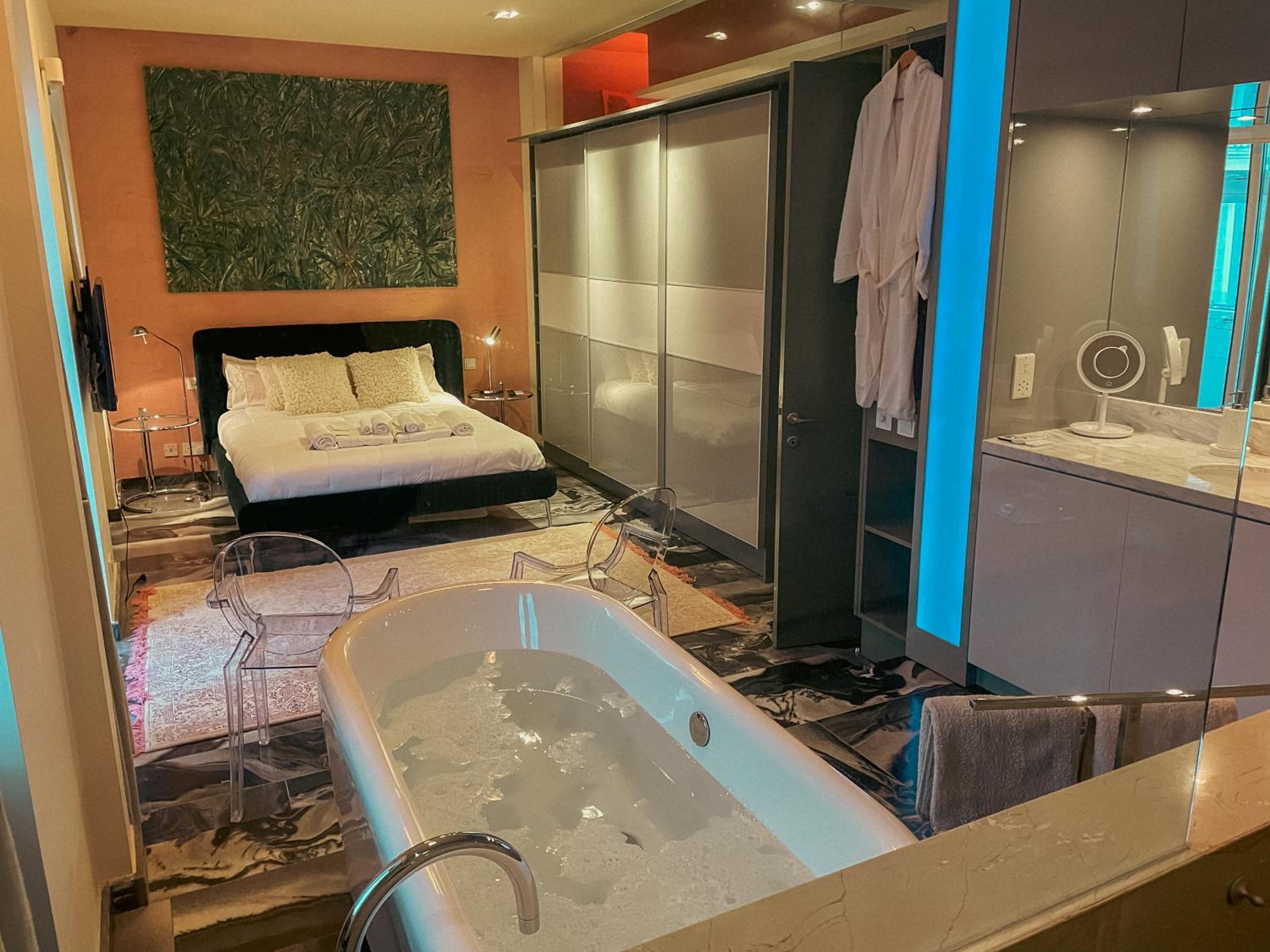 Panoramic Penthouse with Jacuzzi in Valletta by MR Homes