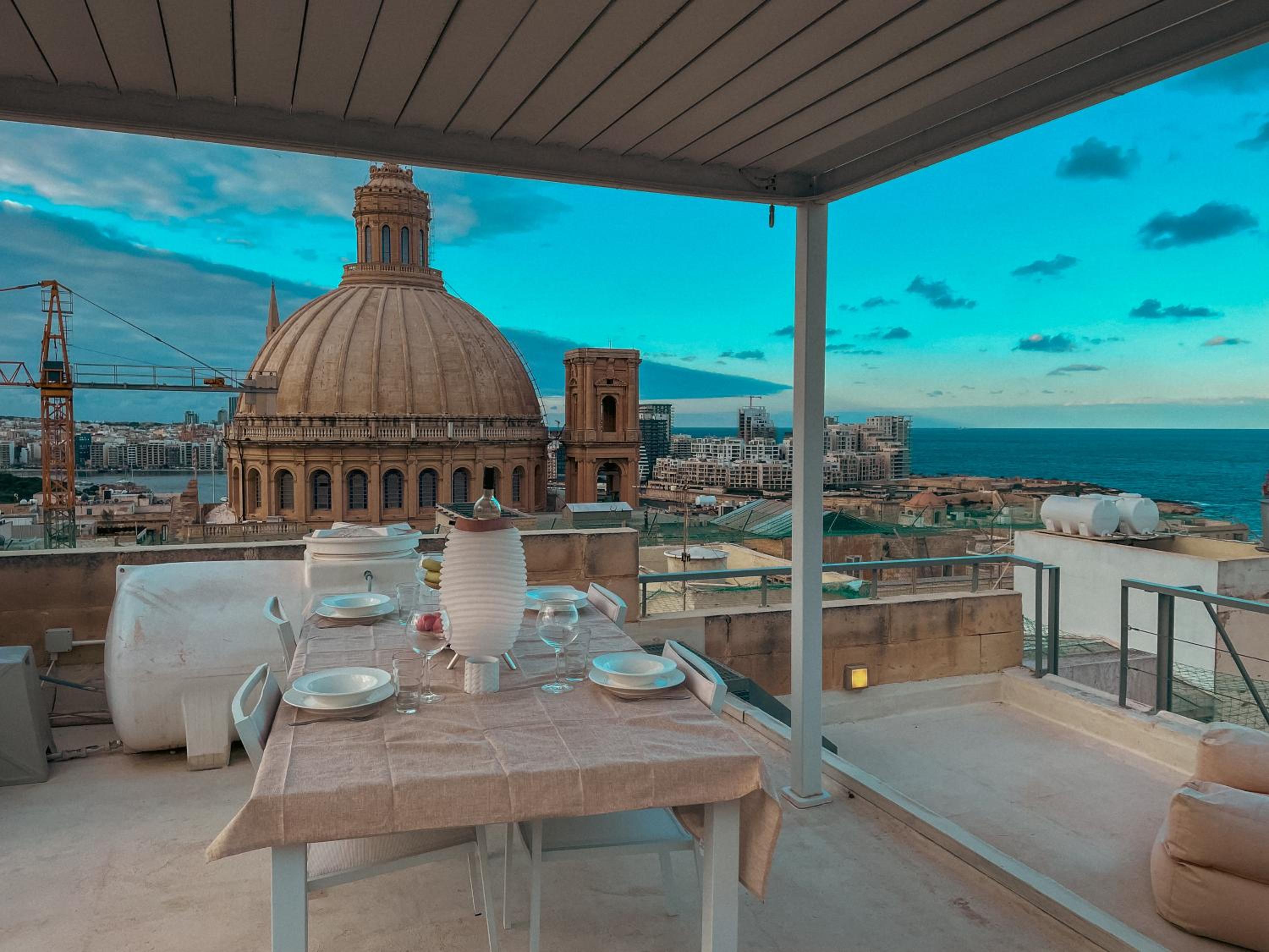 Panoramic Penthouse with Jacuzzi in Valletta by MR Homes