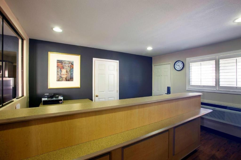 Americas Best Value Inn Midland view 4