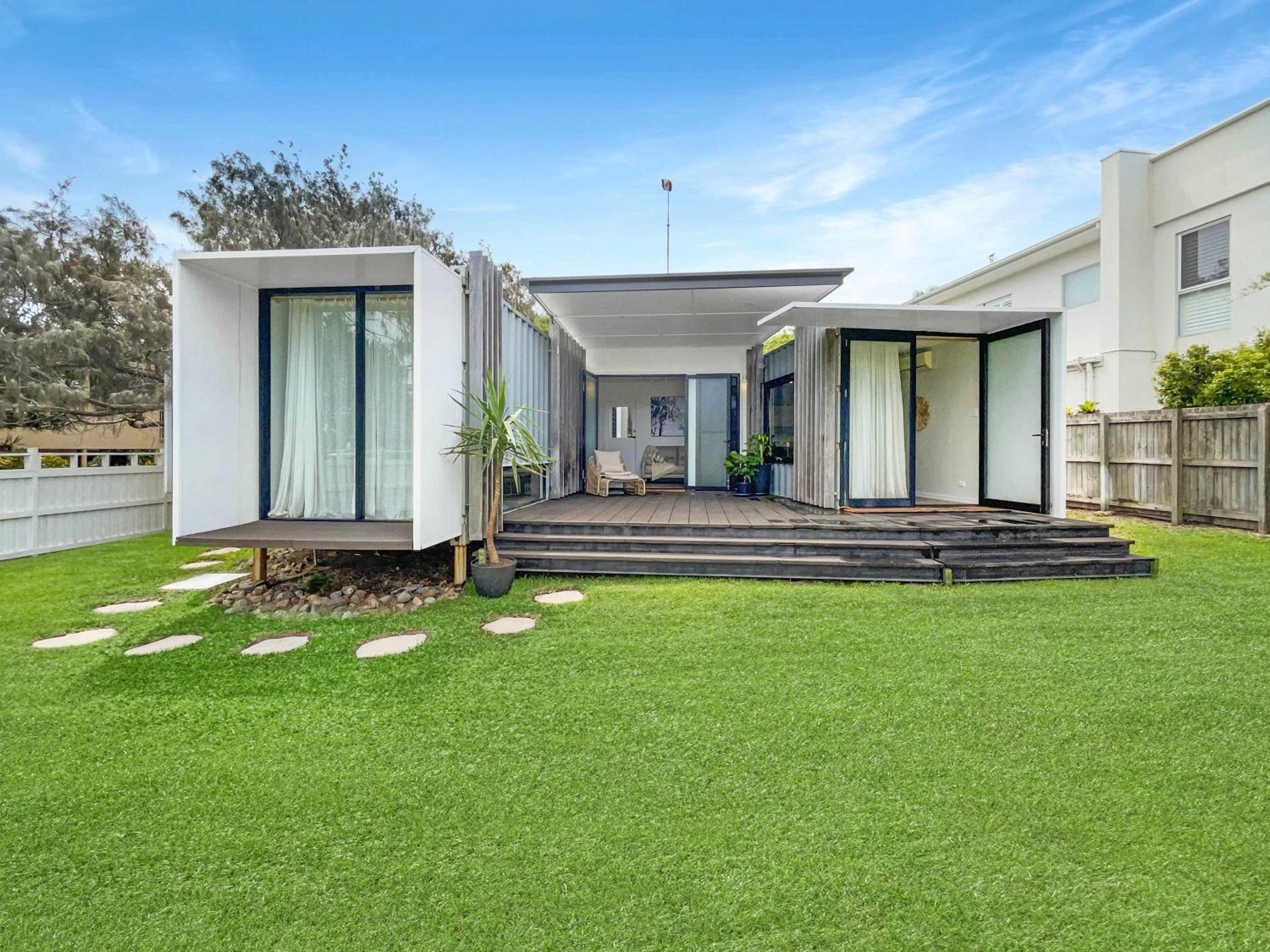 Funky Beachfront House Opposite Kawana Surf Club