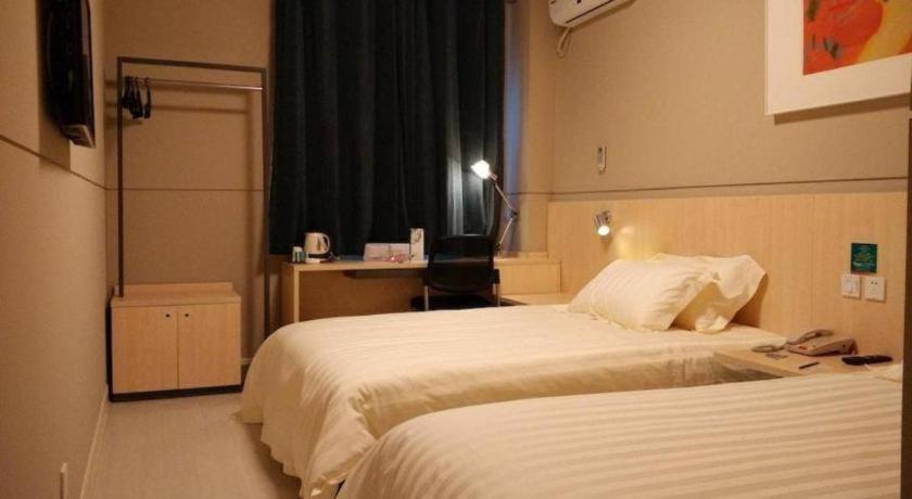 Jinjiang Inn Caoan Road photo 3
