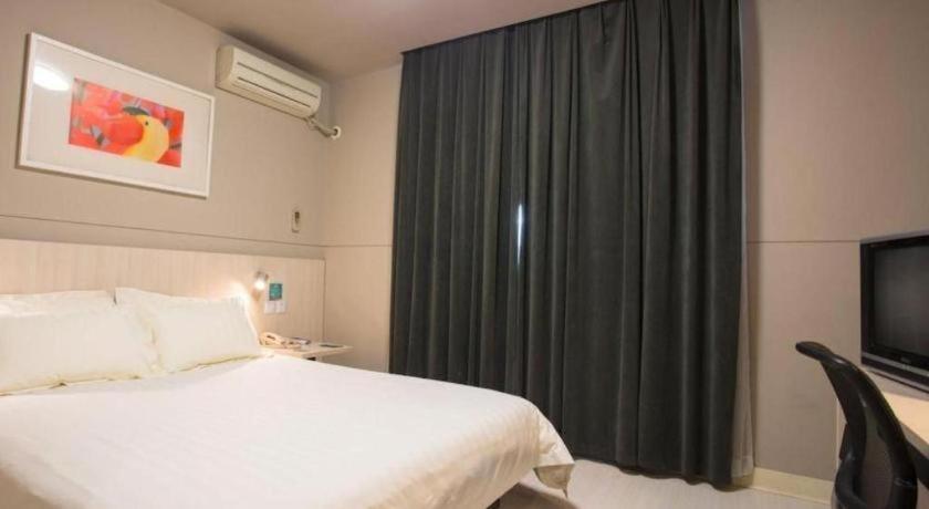 Jinjiang Inn Caoan Road photo 5