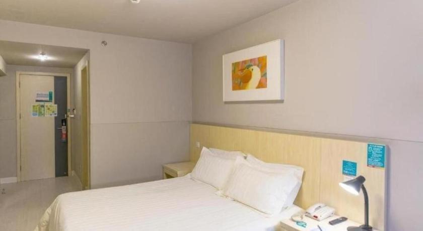 Jinjiang Inn Caoan Road photo 2