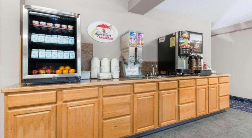 Super 8 By Wyndham Beloit