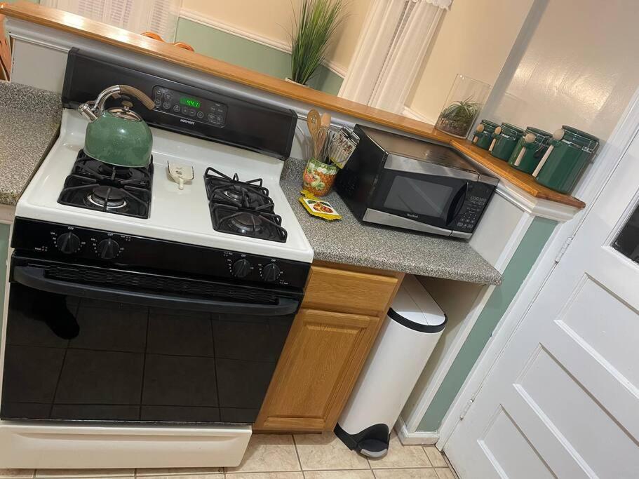 Cozy Home 5 Mins From I95 Train Beach Shopping - Property Image 19