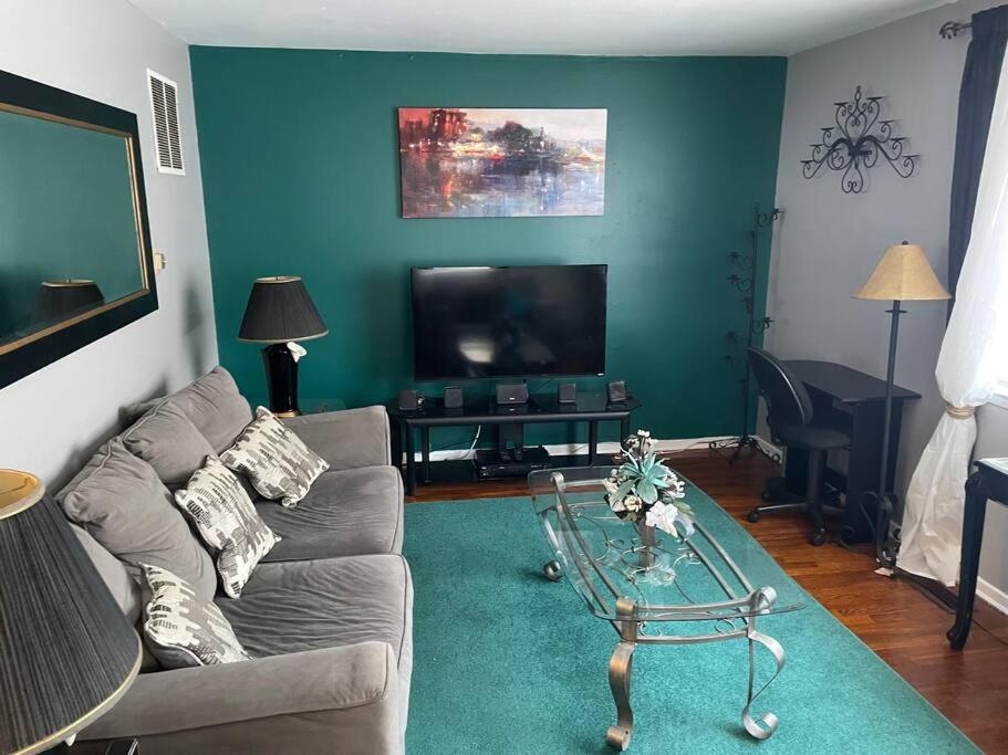Cozy Home 5 Mins From I95 Train Beach Shopping - Property Image 29
