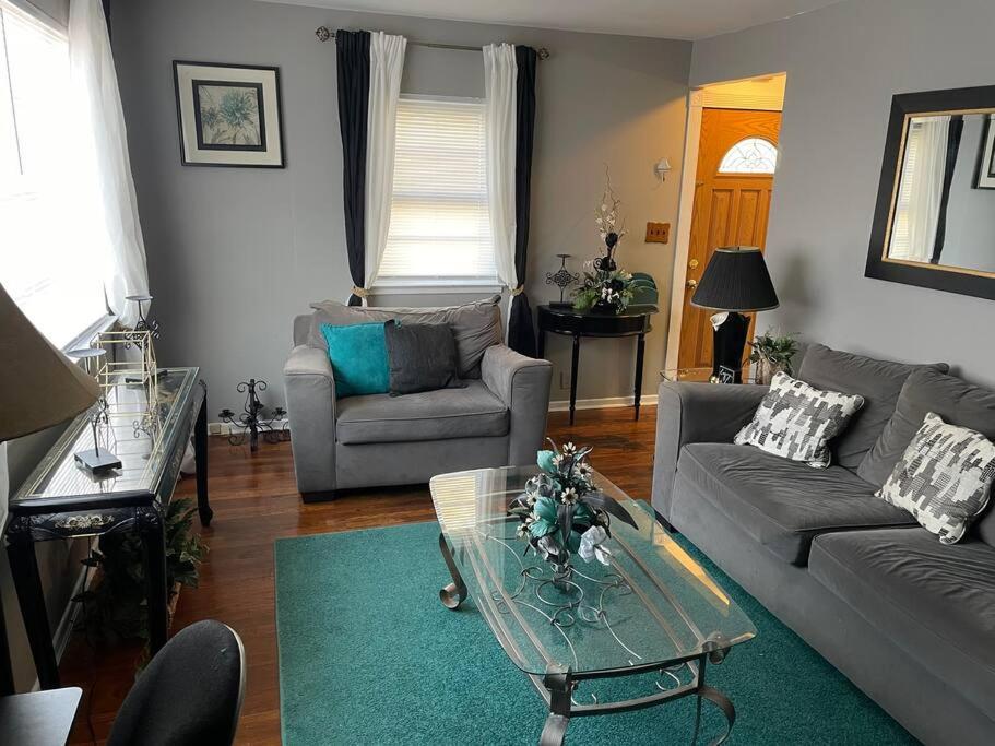 Cozy Home 5 Mins From I95 Train Beach Shopping - Property Image 2