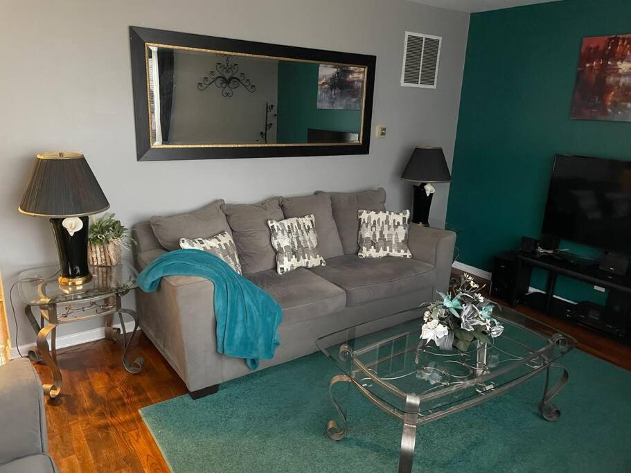 Cozy Home 5 Mins From I95 Train Beach Shopping - Property Image 3