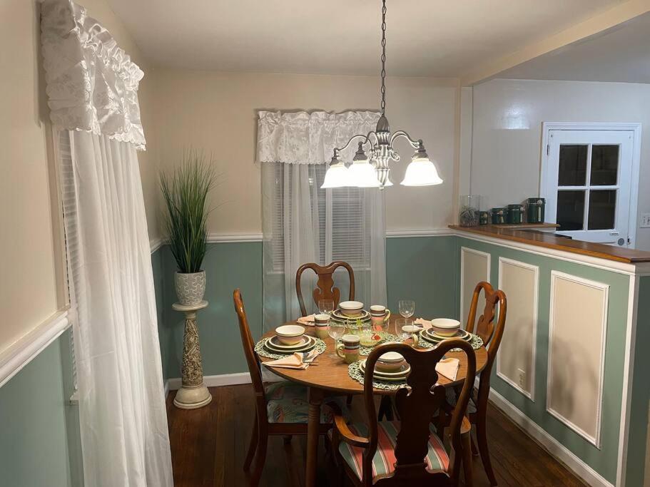 Cozy Home 5 Mins From I95 Train Beach Shopping - Property Image 4