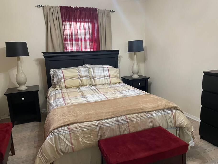 Cozy Home 5 Mins From I95 Train Beach Shopping - Property Image 1