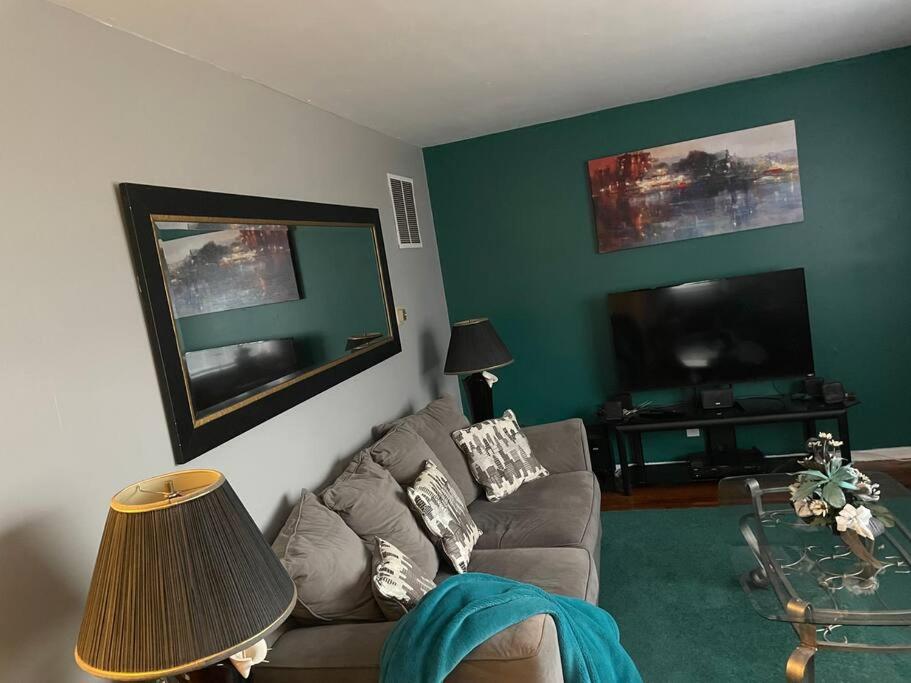 Cozy Home 5 Mins From I95 Train Beach Shopping - Property Image 11