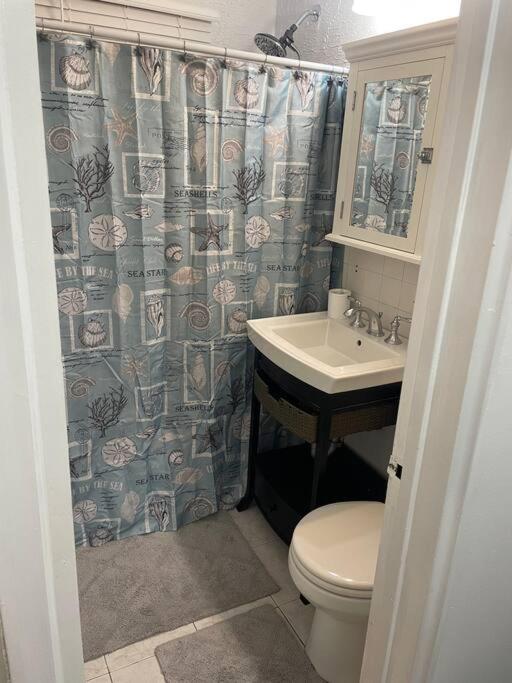 Cozy Home 5 Mins From I95 Train Beach Shopping - Property Image 13