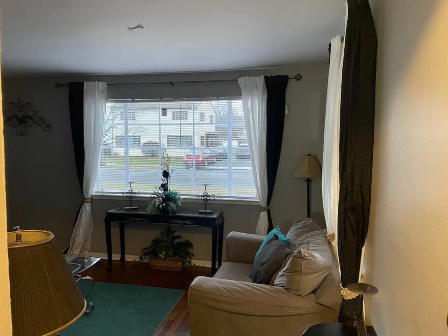 Cozy Home 5 Mins From I95 Train Beach Shopping - Property Image 14