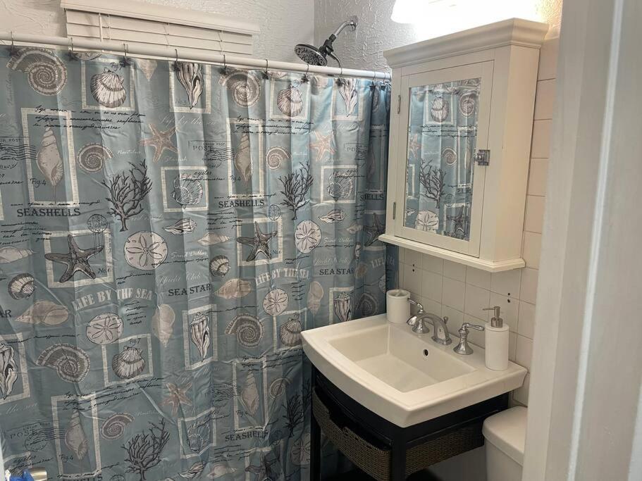Cozy Home 5 Mins From I95 Train Beach Shopping - Property Image 16
