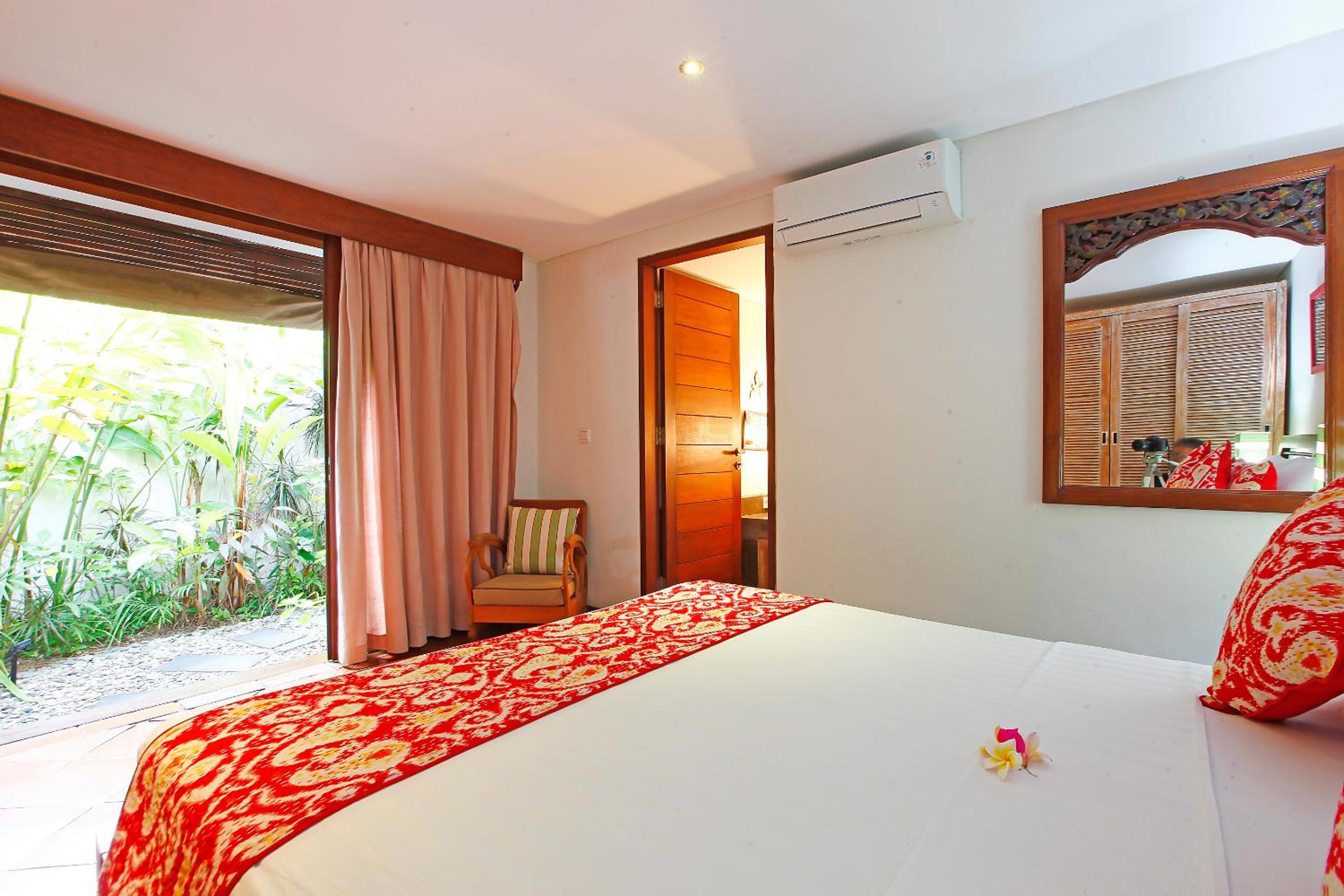 Spacious 4BR Private Estate w-Big Garden and Pool Central Seminyak