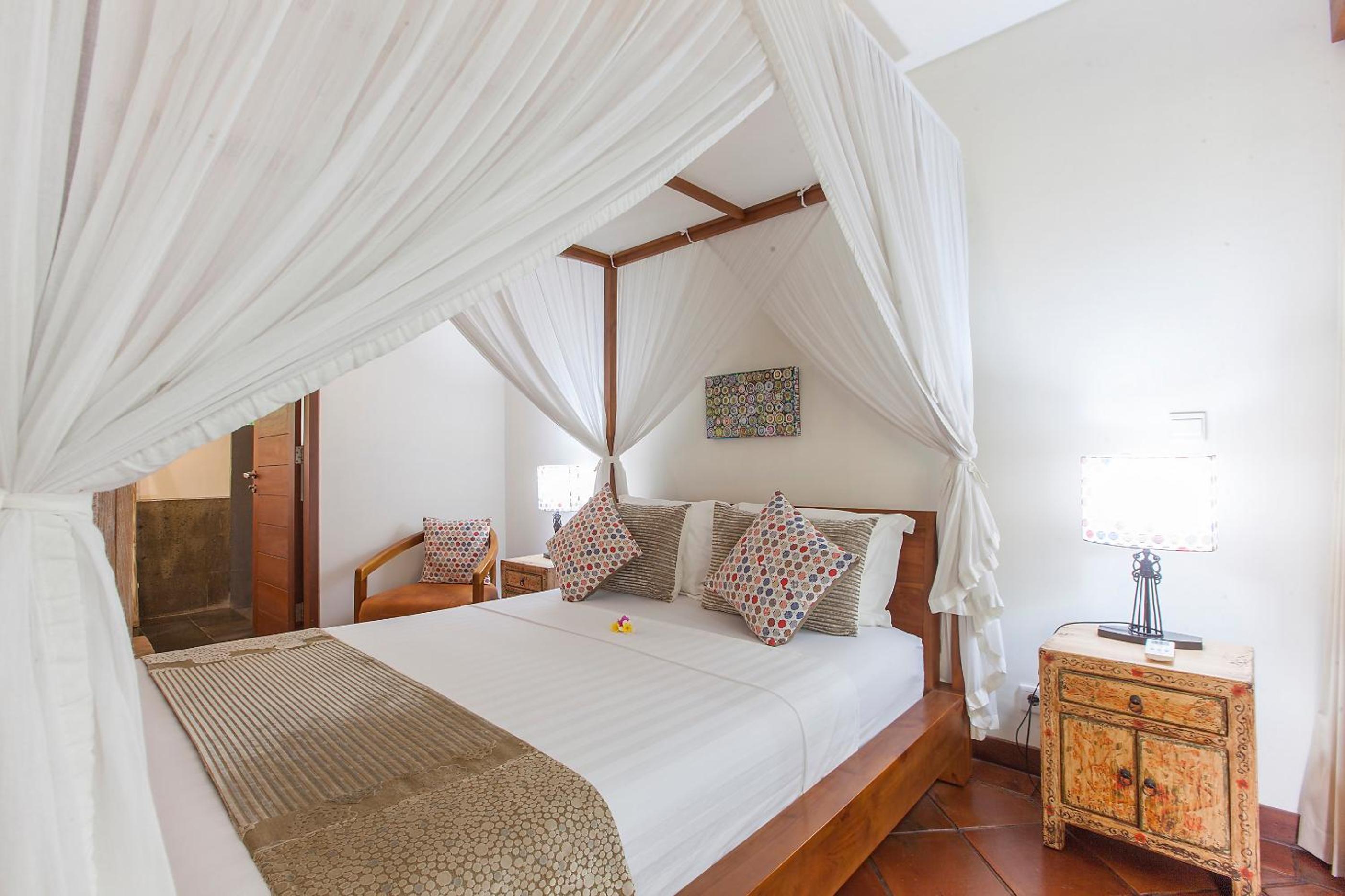 Spacious 4BR Private Estate w-Big Garden and Pool Central Seminyak