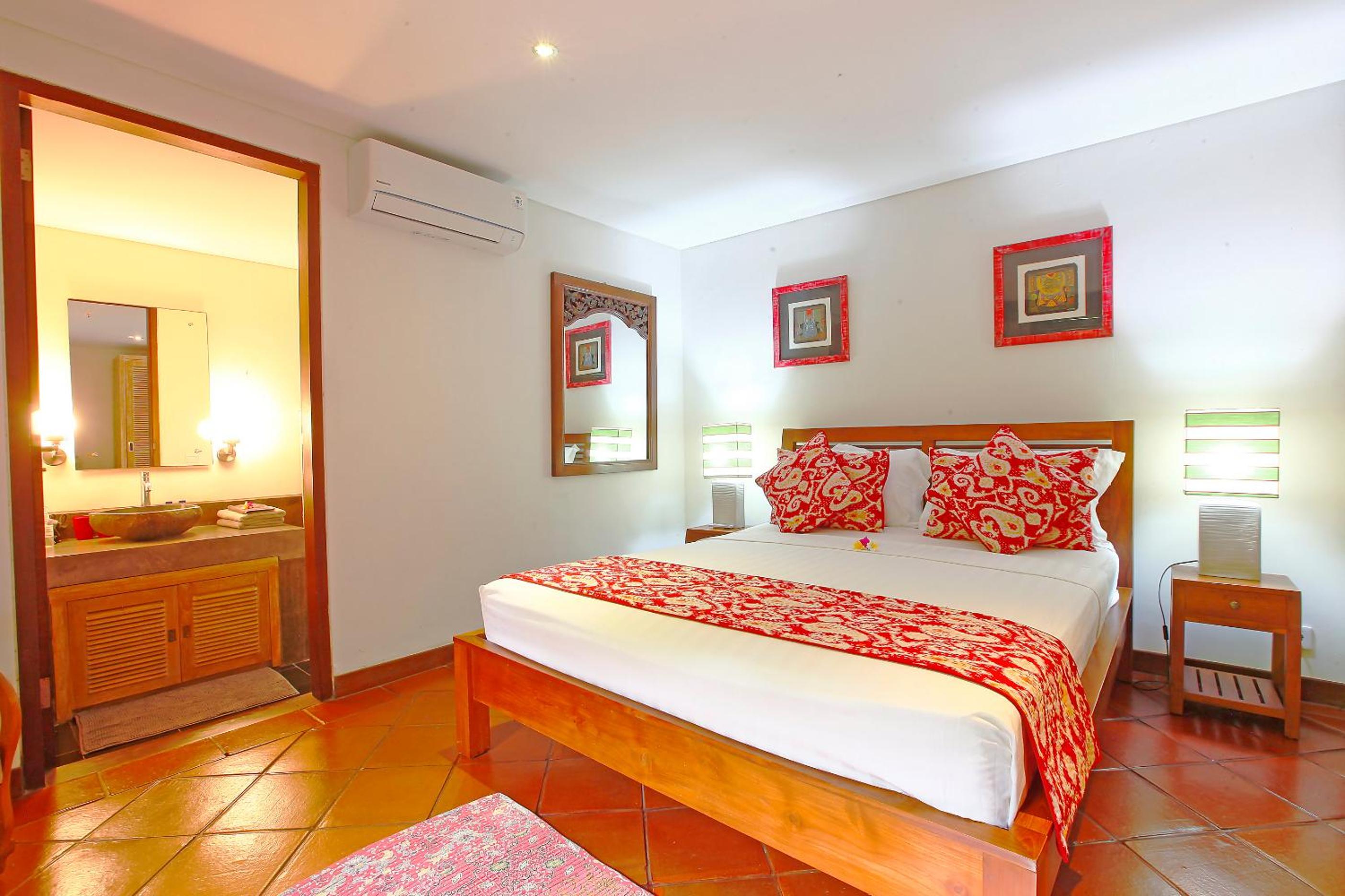 Spacious 4BR Private Estate w-Big Garden and Pool Central Seminyak