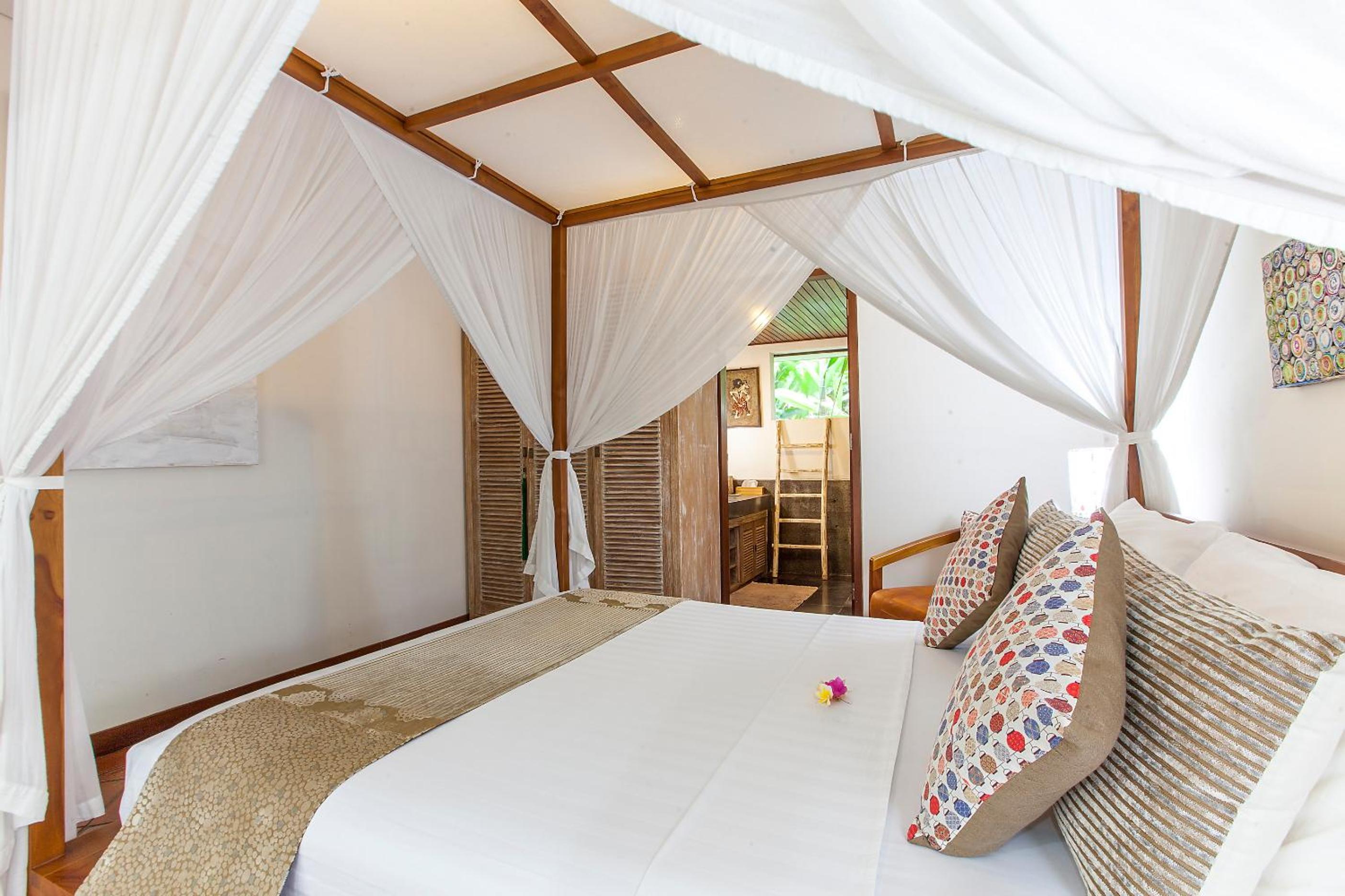 Spacious 4BR Private Estate w-Big Garden and Pool Central Seminyak
