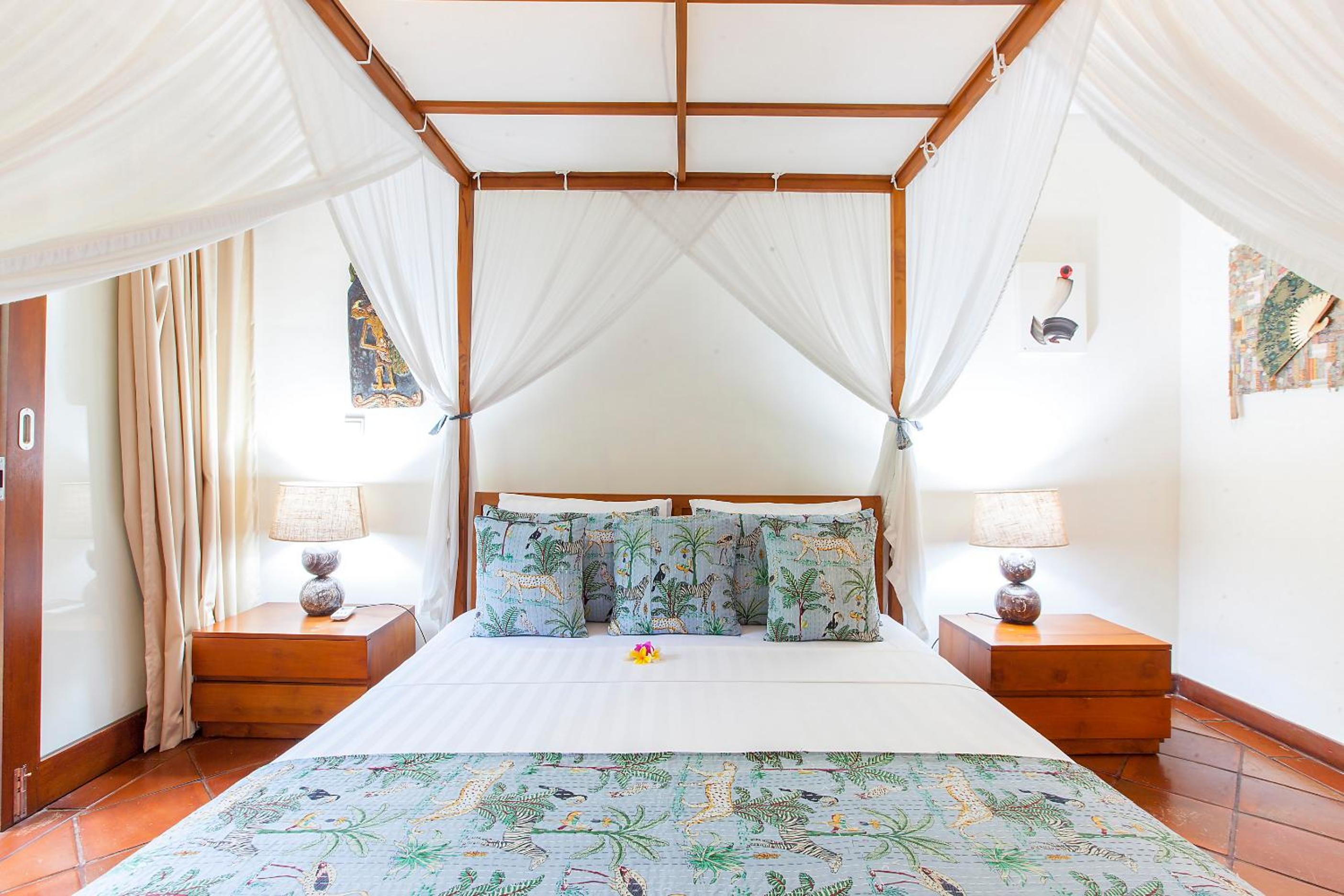 Spacious 4BR Private Estate w-Big Garden and Pool Central Seminyak