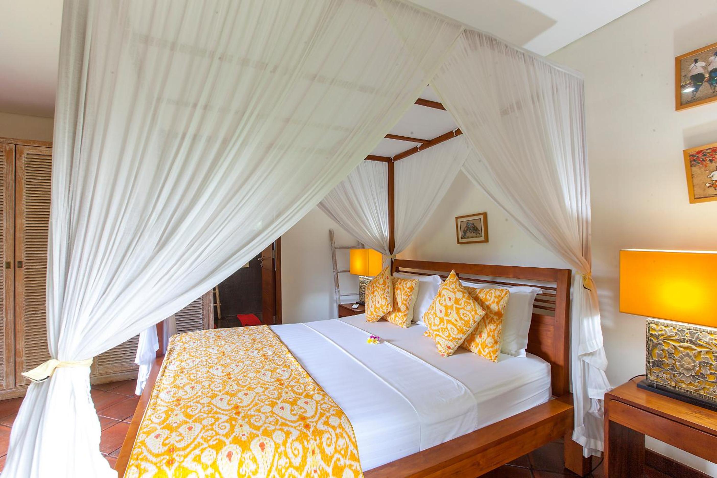 Spacious 4BR Private Estate w-Big Garden and Pool Central Seminyak