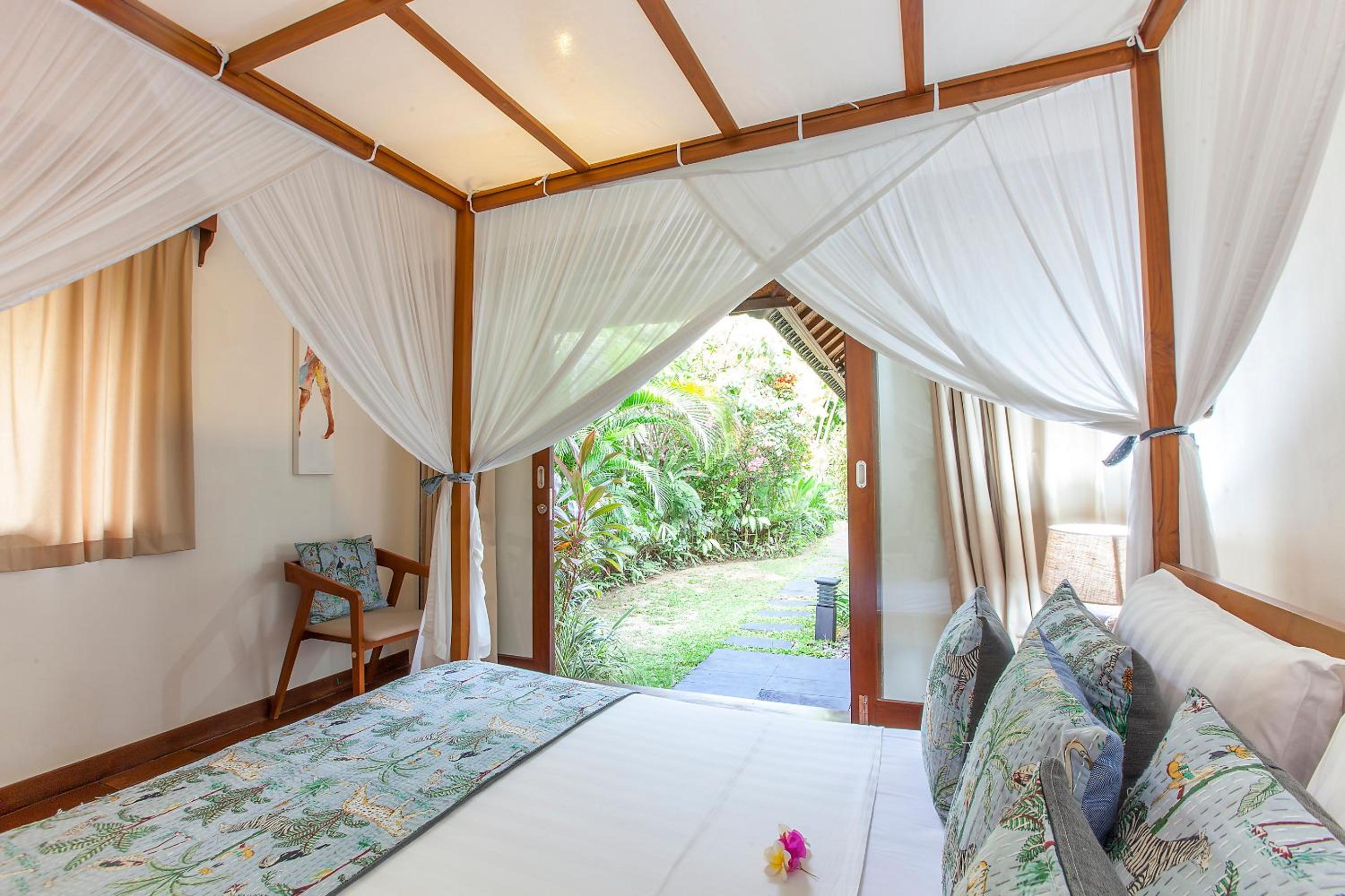 Spacious 4BR Private Estate w-Big Garden and Pool Central Seminyak
