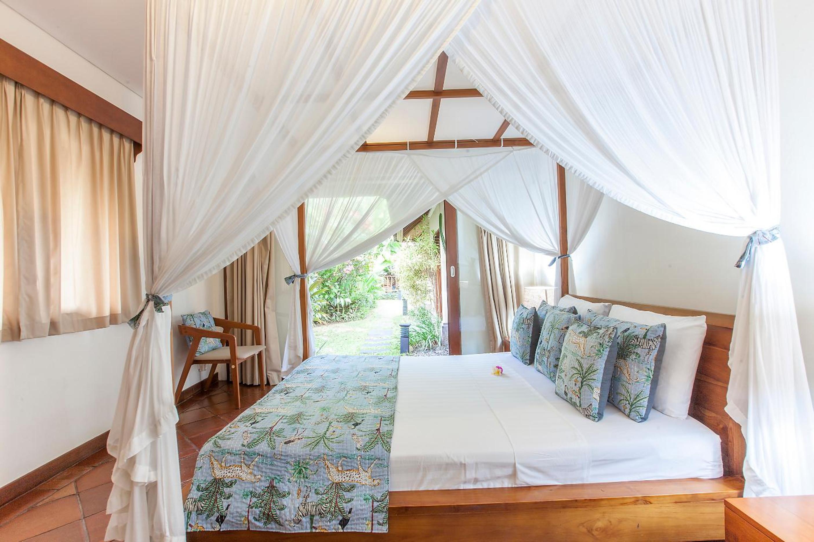 Spacious 4BR Private Estate w-Big Garden and Pool Central Seminyak