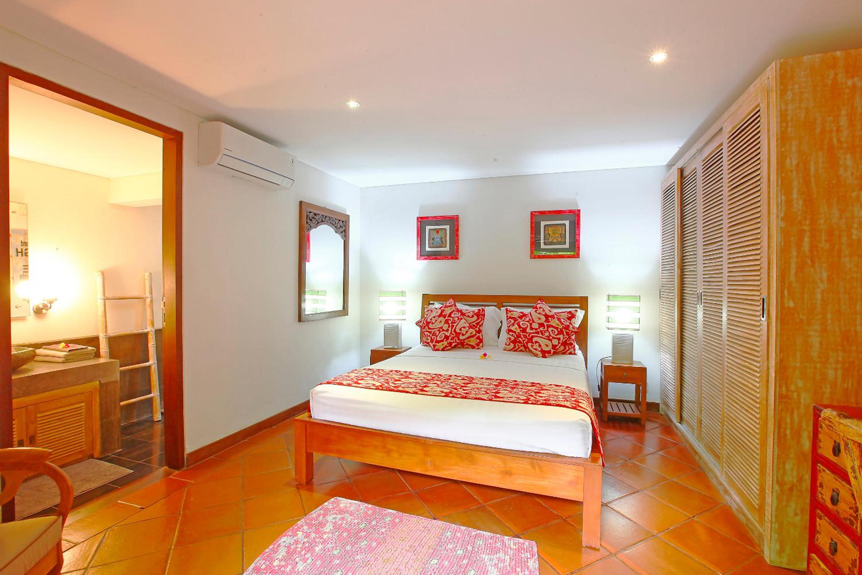 Spacious 4BR Private Estate w-Big Garden and Pool Central Seminyak