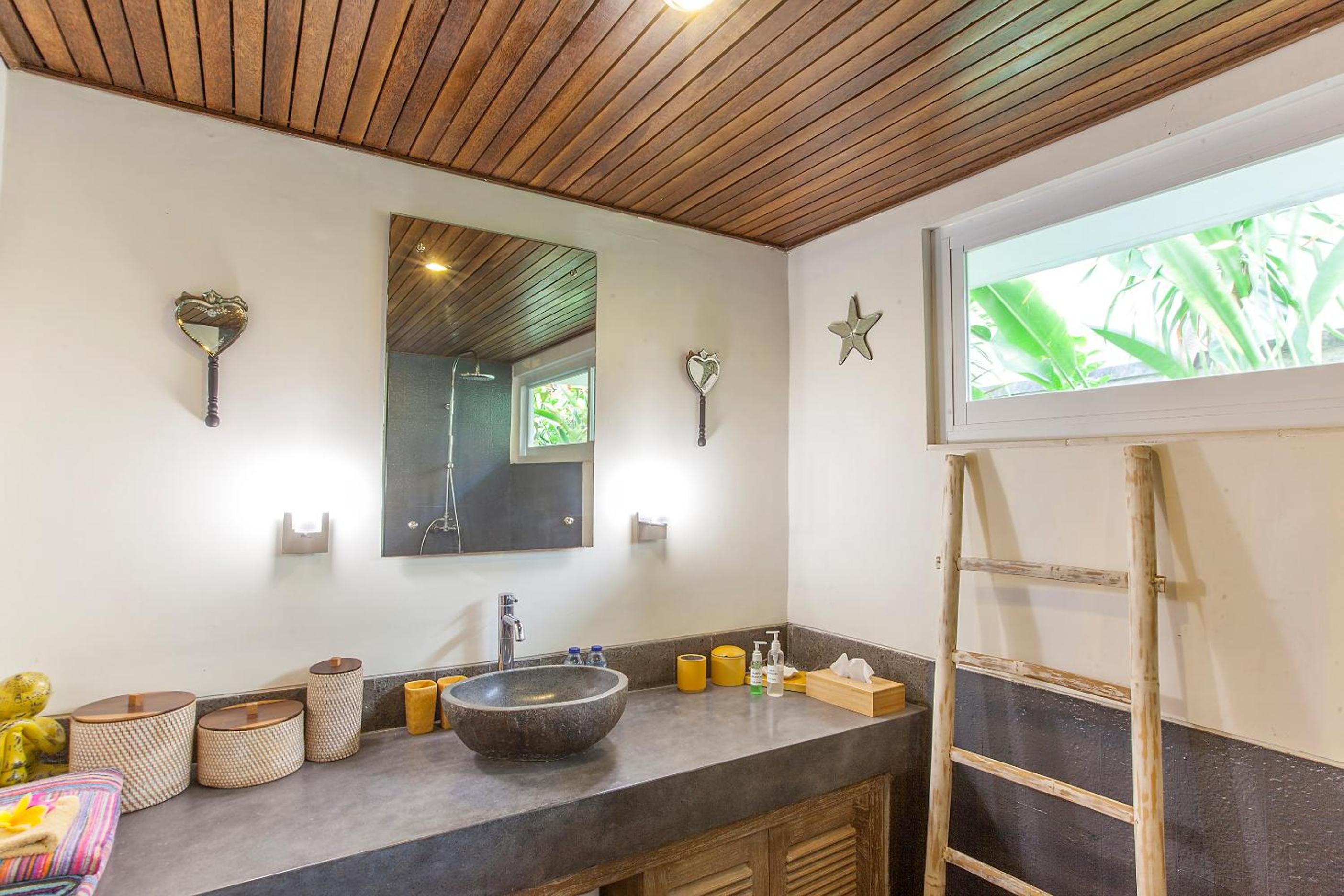 Spacious 4BR Private Estate w-Big Garden and Pool Central Seminyak