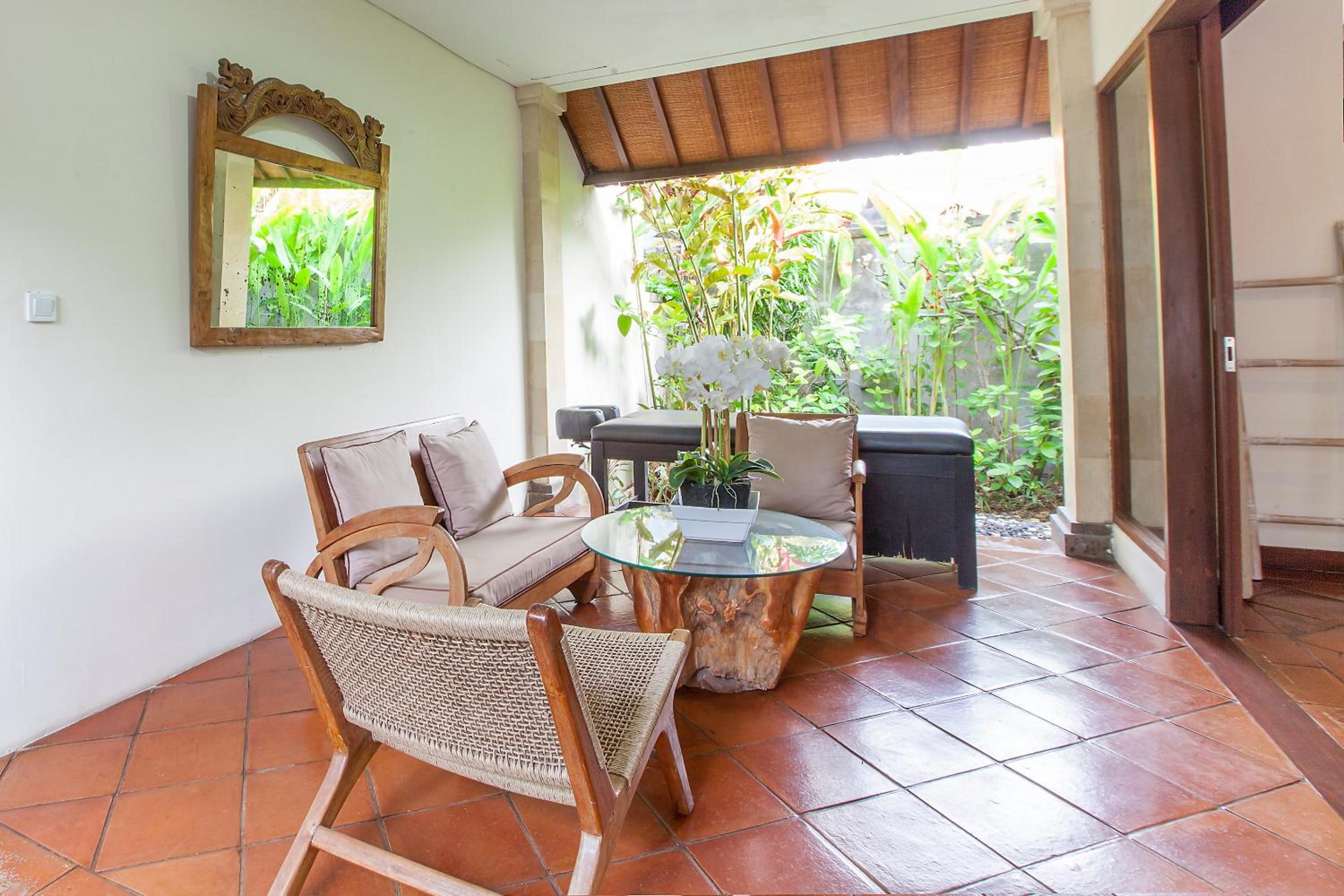 Spacious 4BR Private Estate w-Big Garden and Pool Central Seminyak