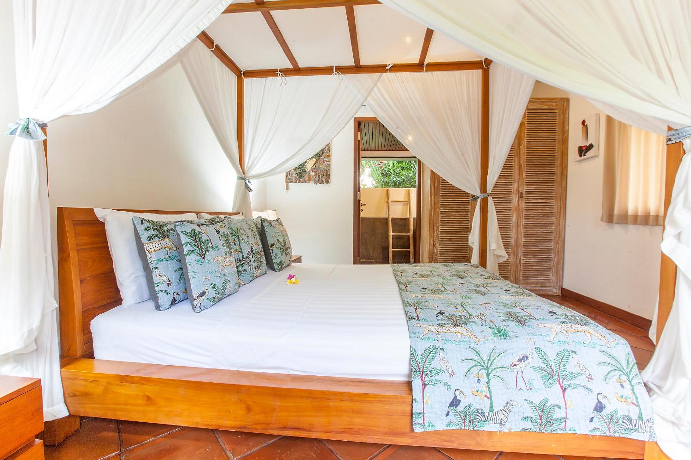 Spacious 4BR Private Estate w-Big Garden and Pool Central Seminyak