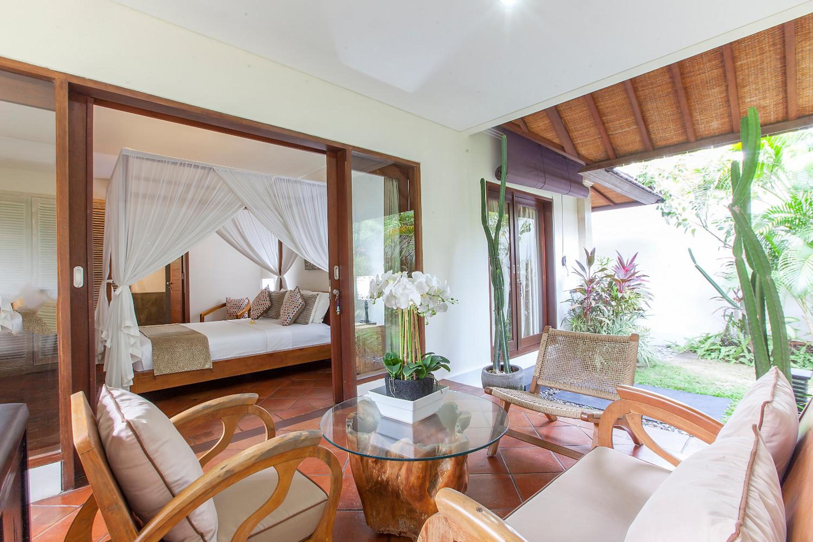 Spacious 4BR Private Estate w-Big Garden and Pool Central Seminyak
